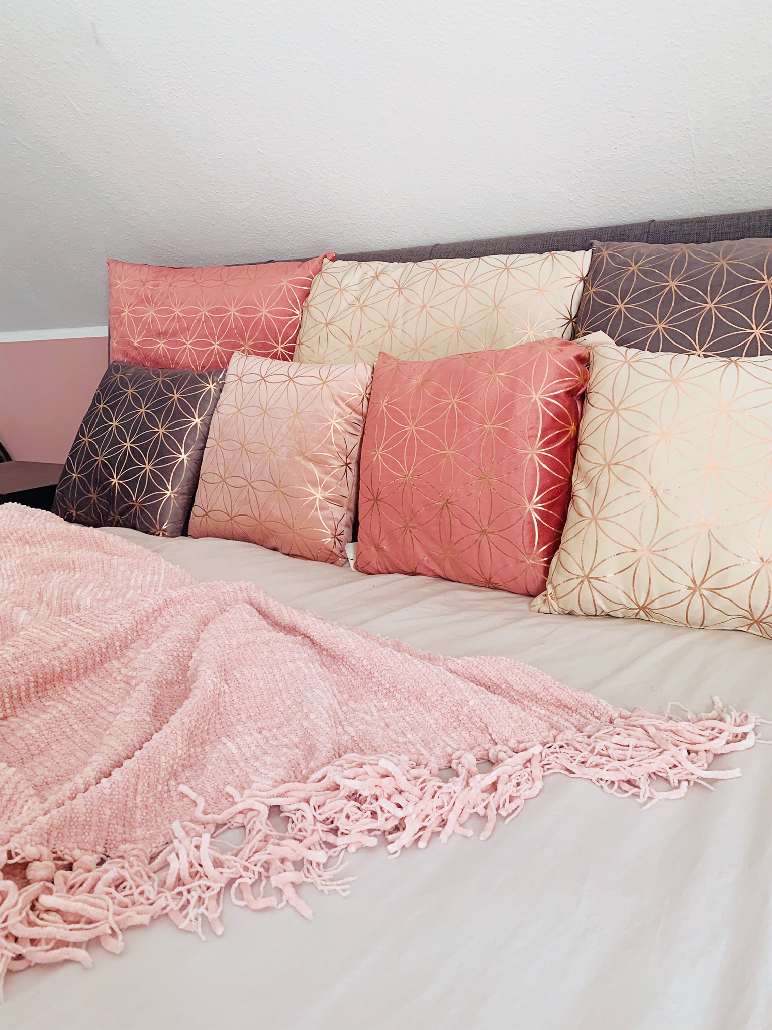 Dieses Wochenende sollten wir es uns gemütlich im Bett machen! 🥰 Mit diesen traumhaften Kissen fällt es einem doch umso leichter oder? Hier findet ihr sie online zu kaufen: https://kik.li/2Uk8jsP