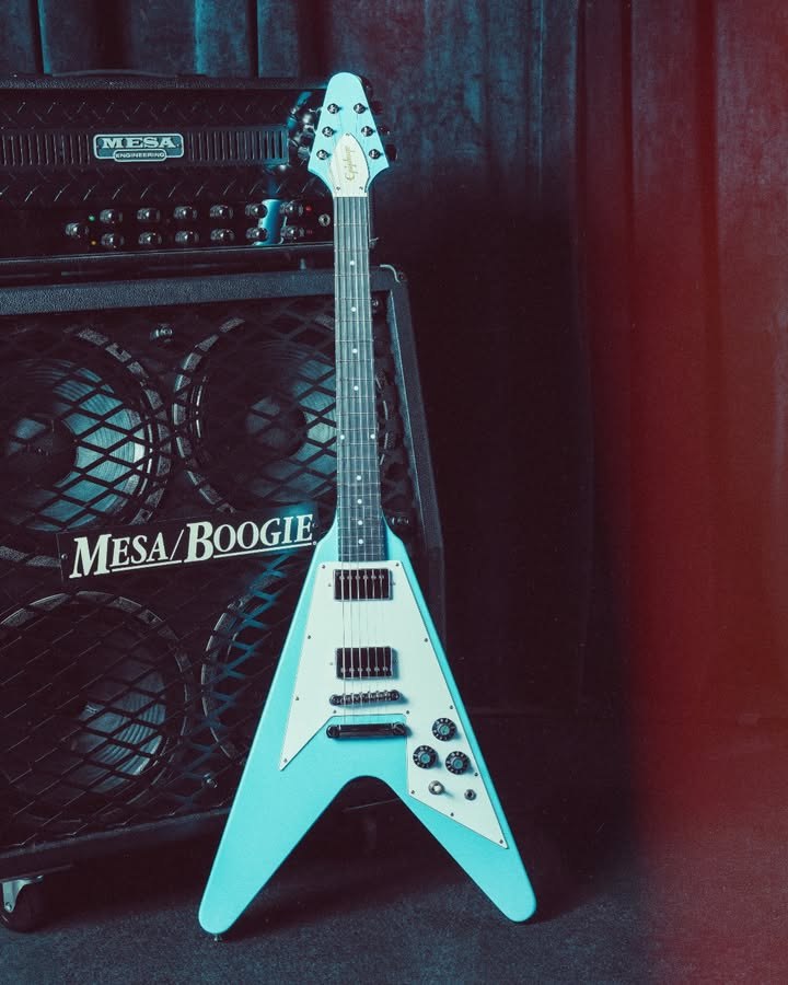Epiphone - The Epiphone Tom Delonge Signature ES-333 is built to