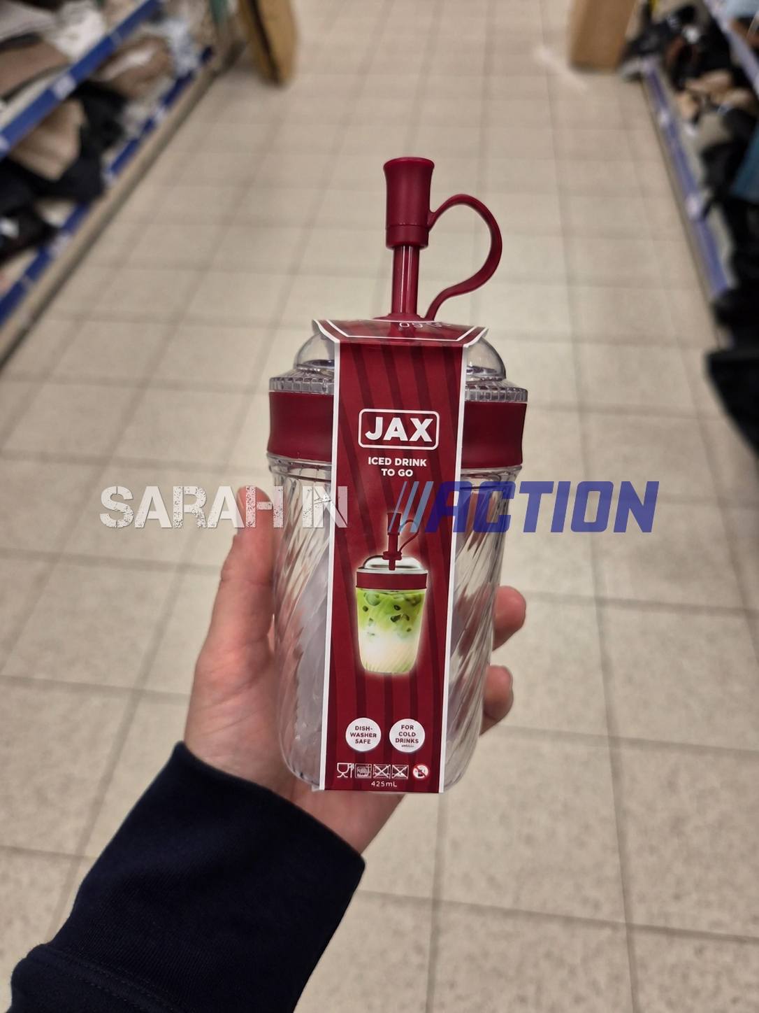 🥤 Neu bei Action! Der stylische JAX Iced Drink To Go Becher ist da! 💖 Perfekt für Eiskaffee, Iced Latte, Matcha oder Softdrinks. 425 ml • Wiederverwendbar • Mit Strohhalm 💙