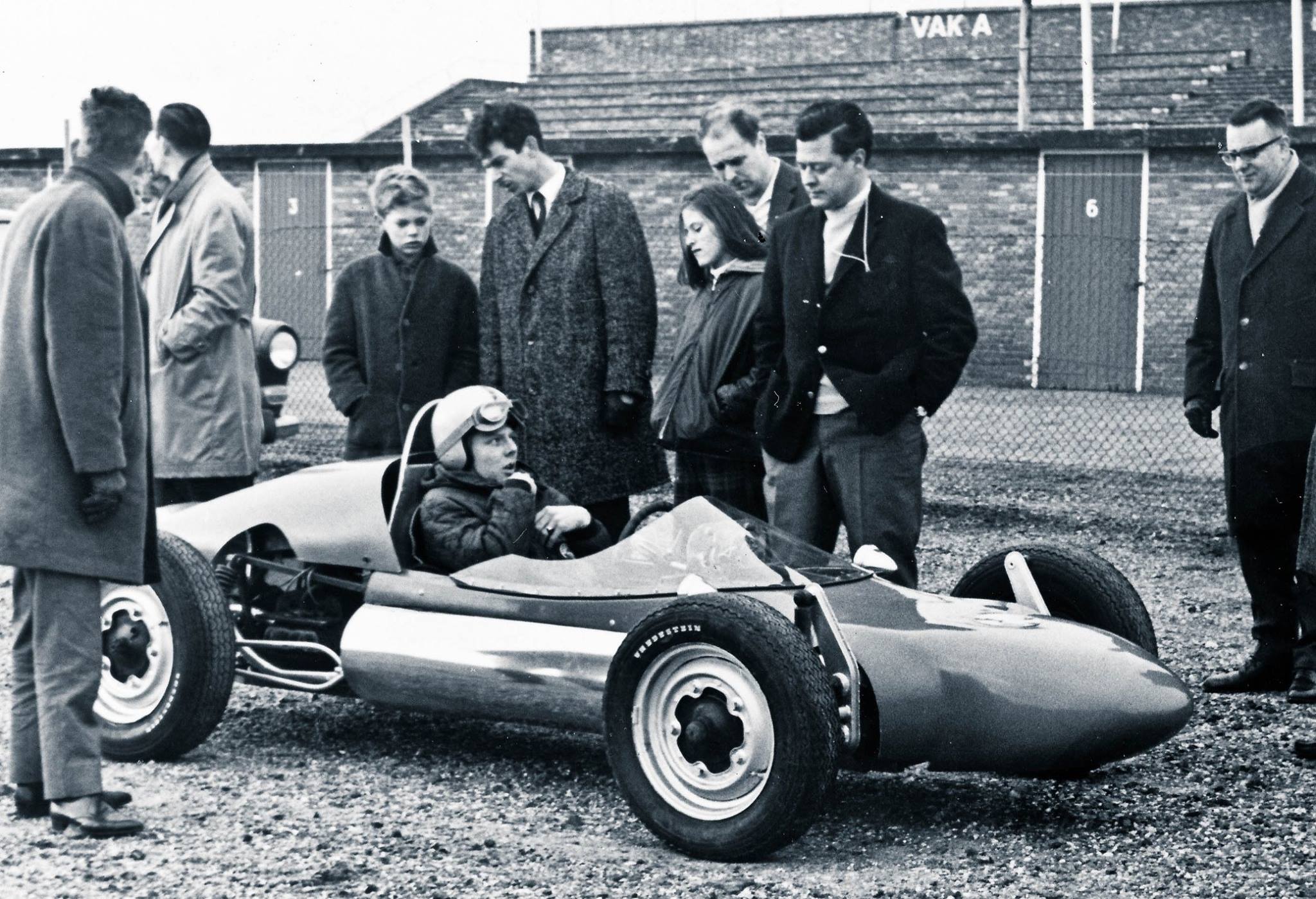 HvB - Op de foto Gijs van Lennep in de HvB Formule Vee in 1964 om een ...