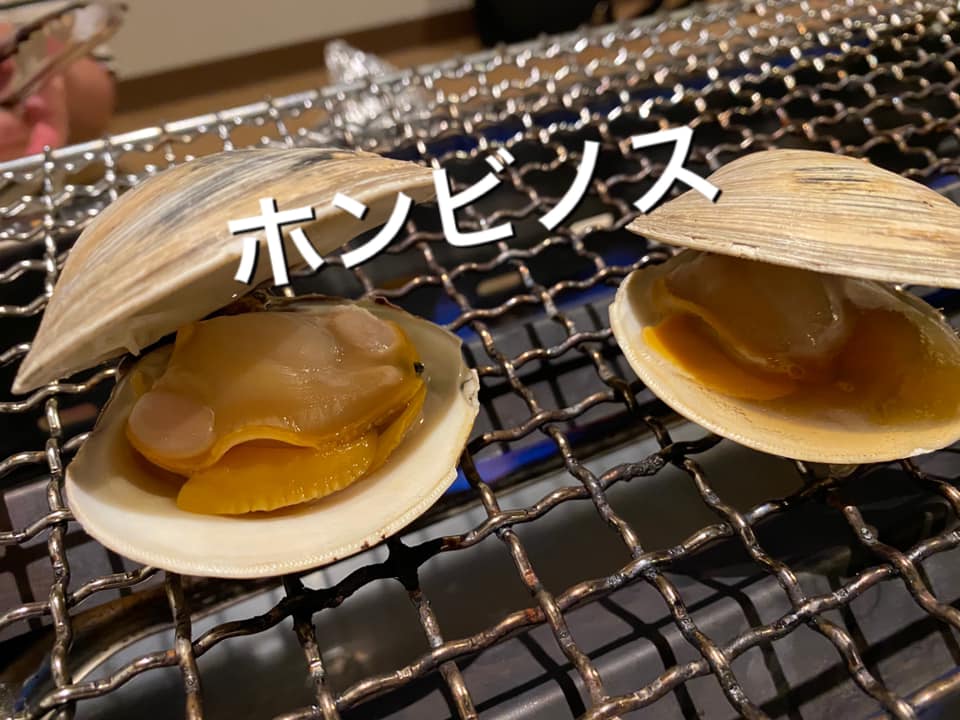 今日はバイ貝が沢山入っております お刺身でどうぞ ホンビノスやホタテは網焼きで 美味しいですよ