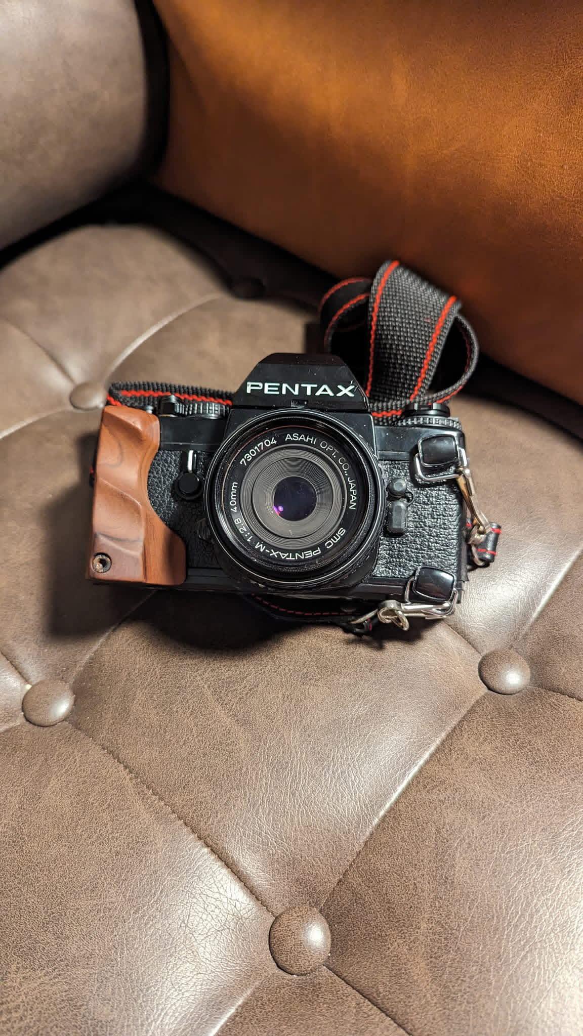 Pentax Spotmatic with SMC Takumar 1:2/55. I like the close