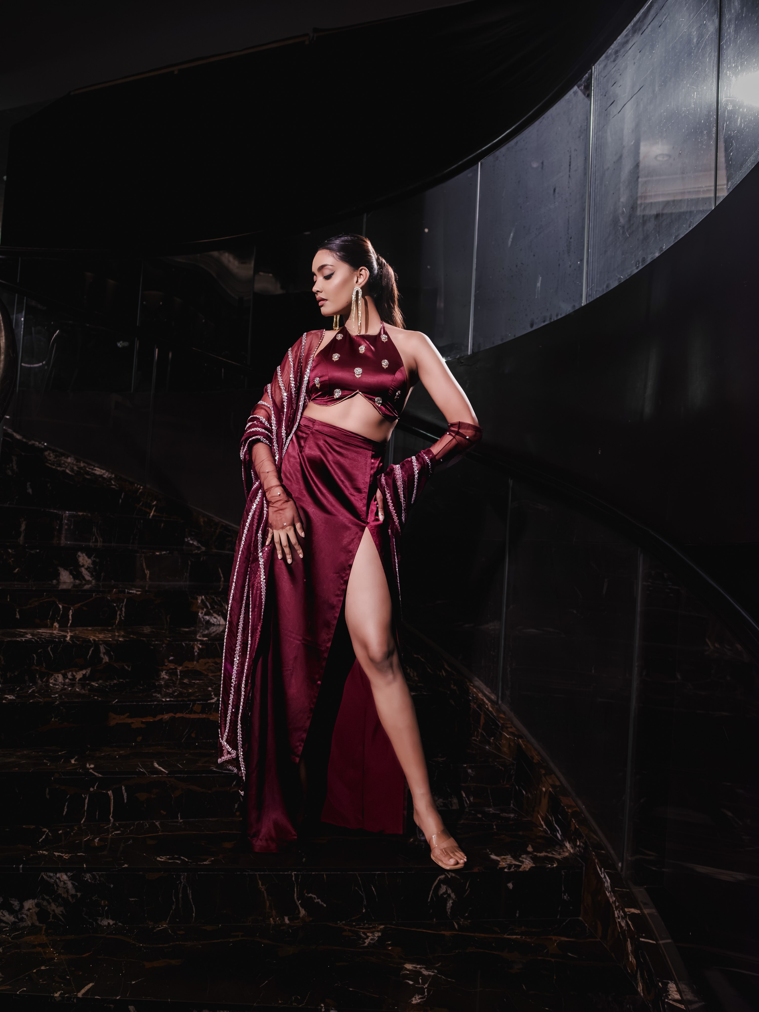 𝐋𝐨𝐨𝐤 𝟏𝟎 A modern take on Indian elegance, this outfit combines rich burgundy tones with delicate embellishments and a graceful drape. The bold silhouette adds a touch of confidence while keeping the