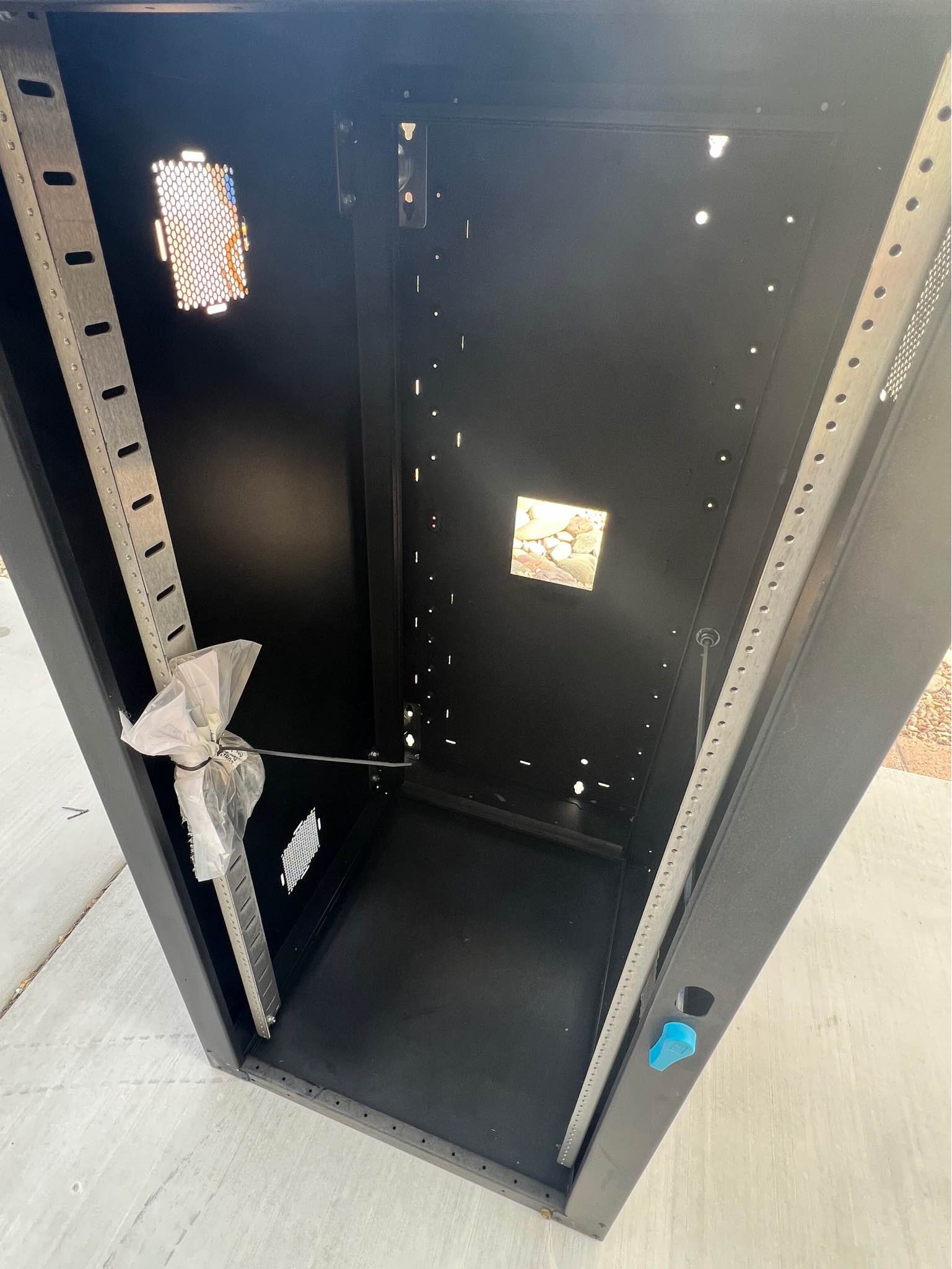 Chatsworth server / network rack - Storage & Filing Cabinets ...