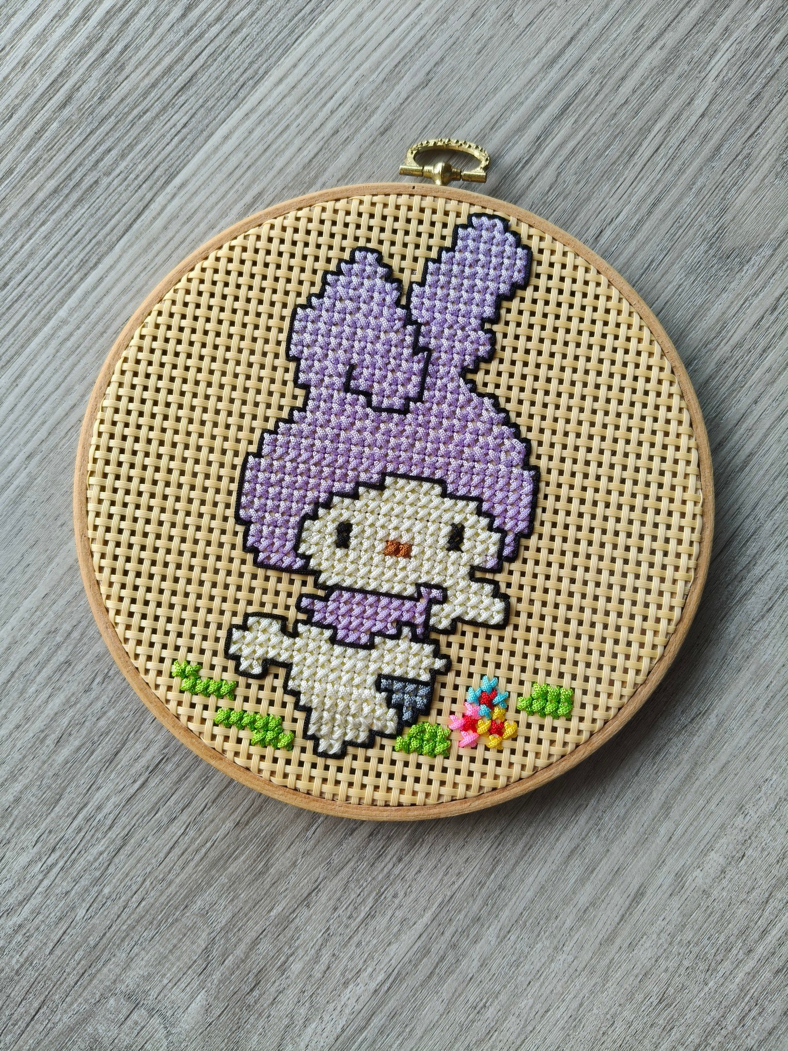 十字绣#crossstitch 十字绣和刺绣是不一样的。 十字绣只需要依图算格子 