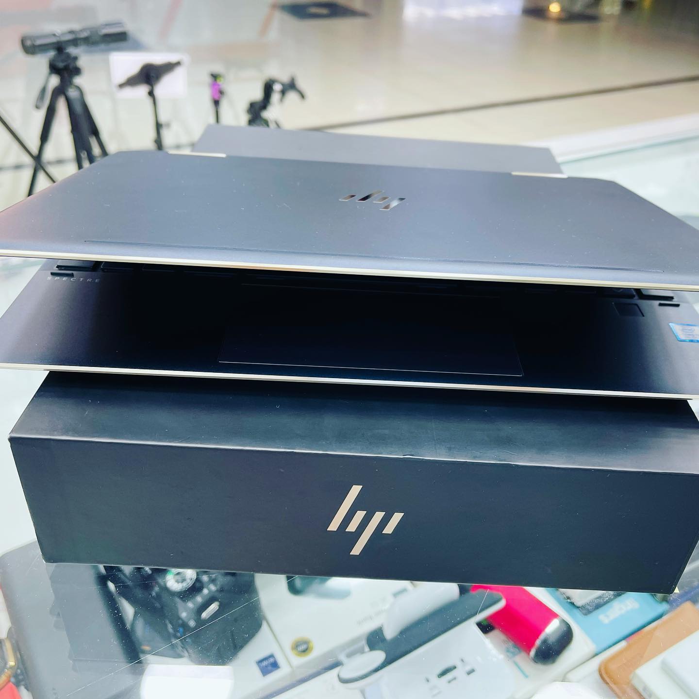 HP - APECTRE CORE I7 price-999$ 512 -SSD touch screen 360 one year