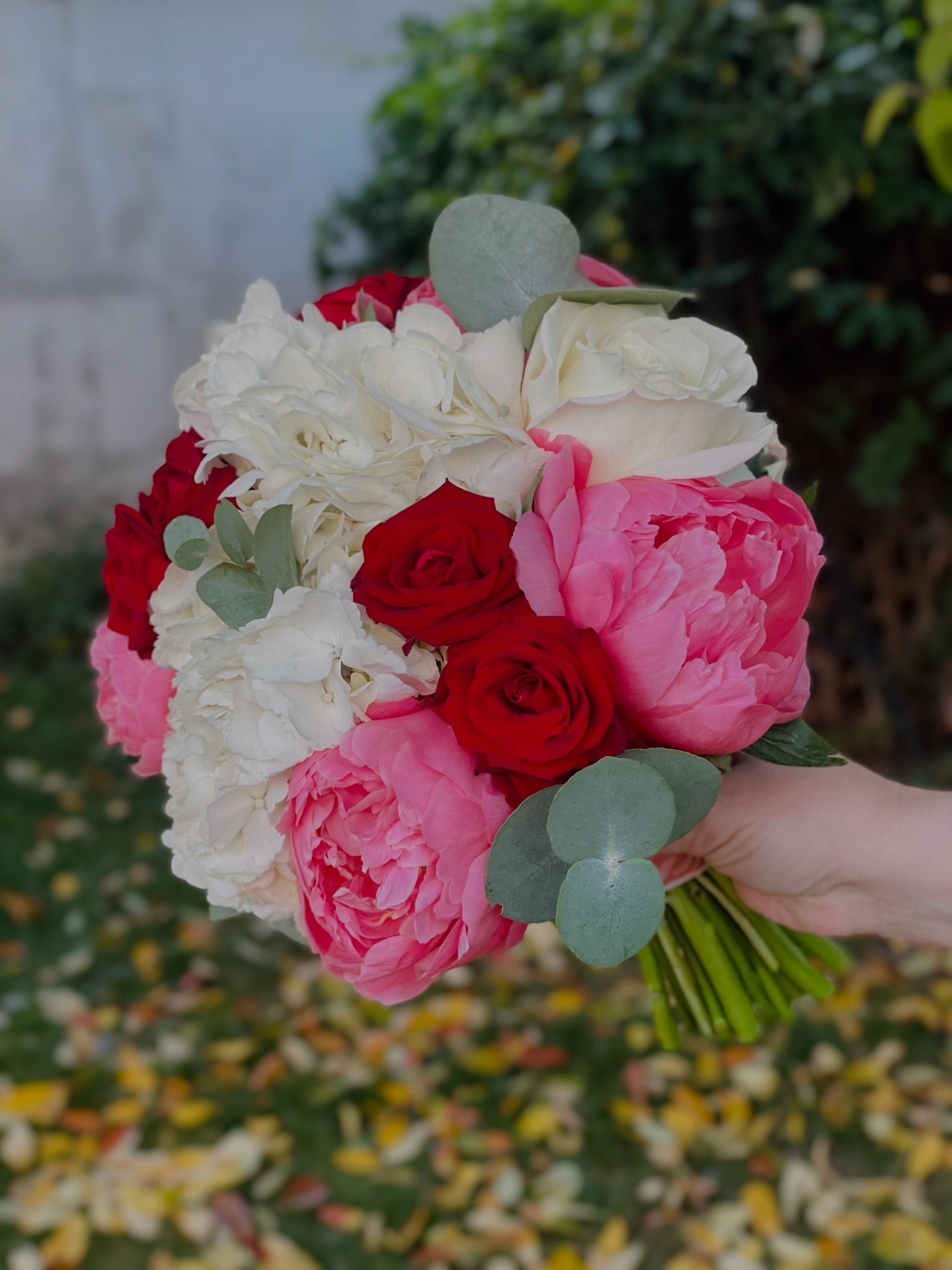 Floraria - 🌿 Un buchet cu trandafiri roșii, bujori roz și flori albe: o ...
