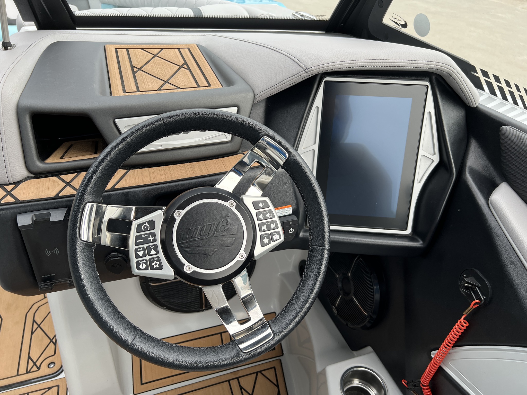 Turn heads and make waves in the 2022 Tige 23 ZX. Built for
