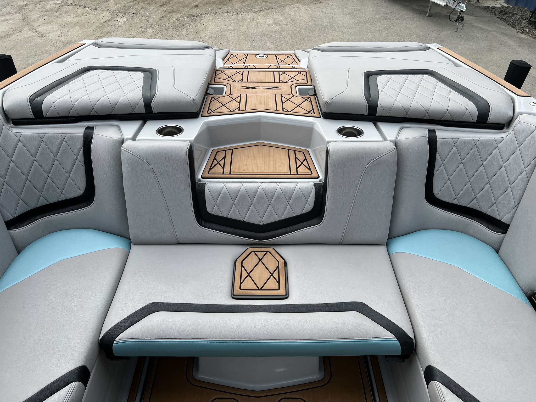 Turn heads and make waves in the 2022 Tige 23 ZX. Built for