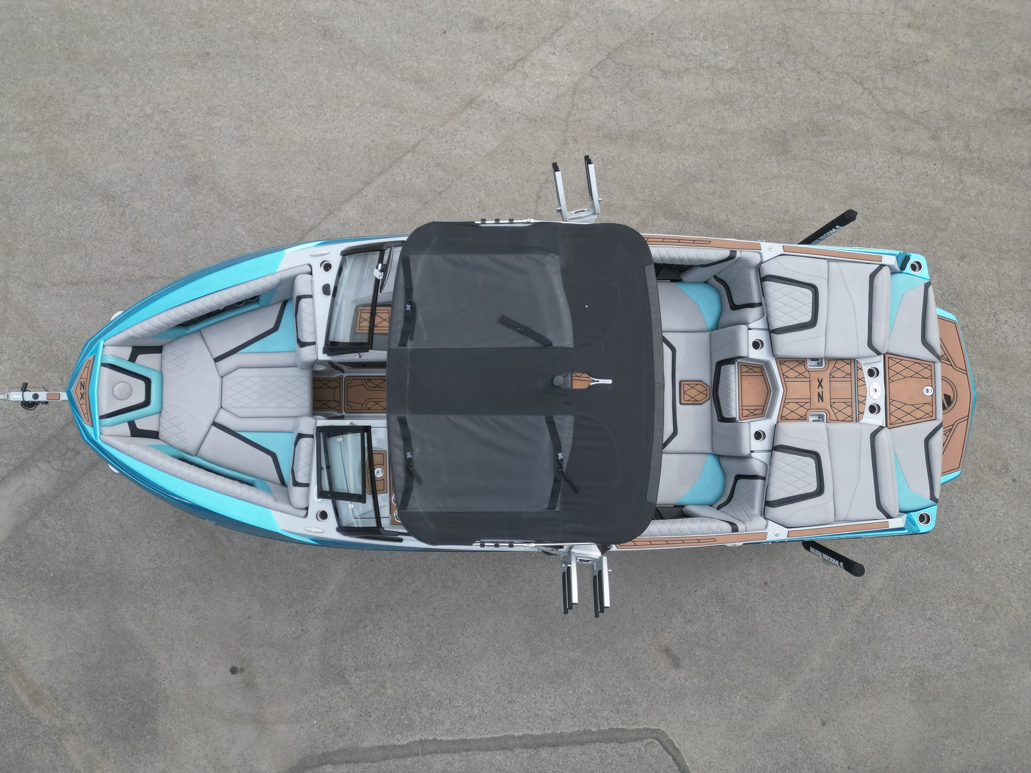 Turn heads and make waves in the 2022 Tige 23 ZX. Built for