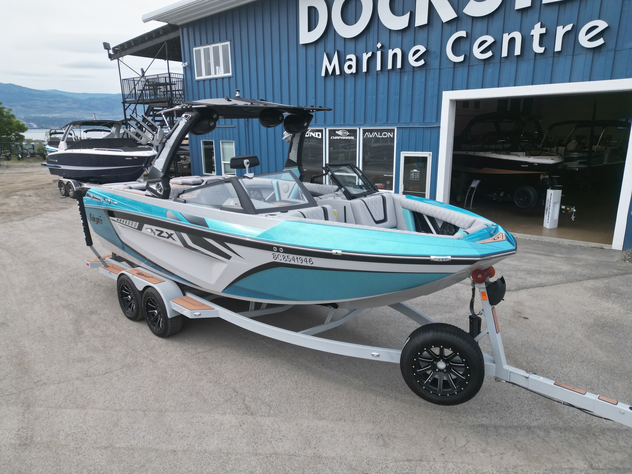 キャンベル Turn heads and make waves in the 2022 Tige 23 ZX. Built for