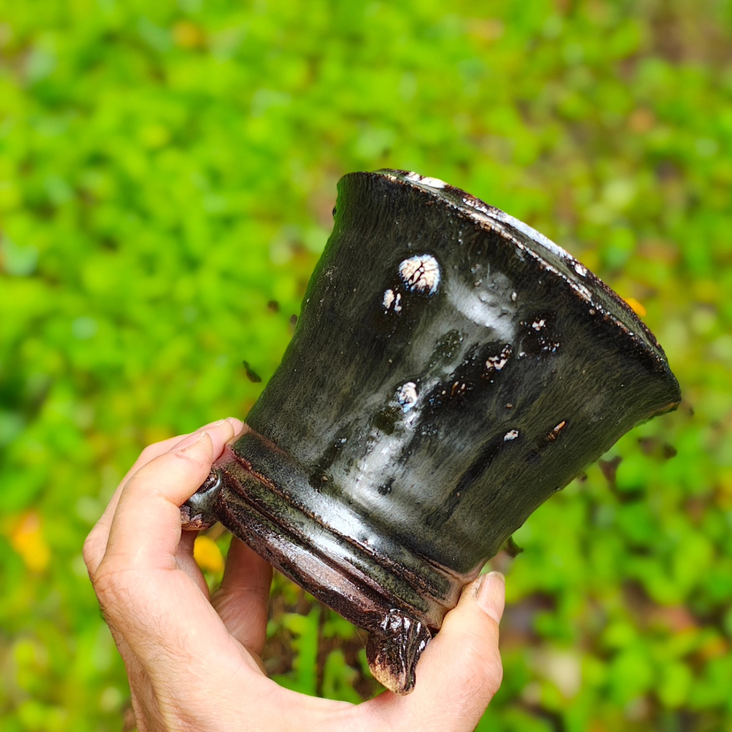 三足植木鉢 新作の三足付き植木鉢です。 黒地に星雲の様な斑模様が浮き出ています