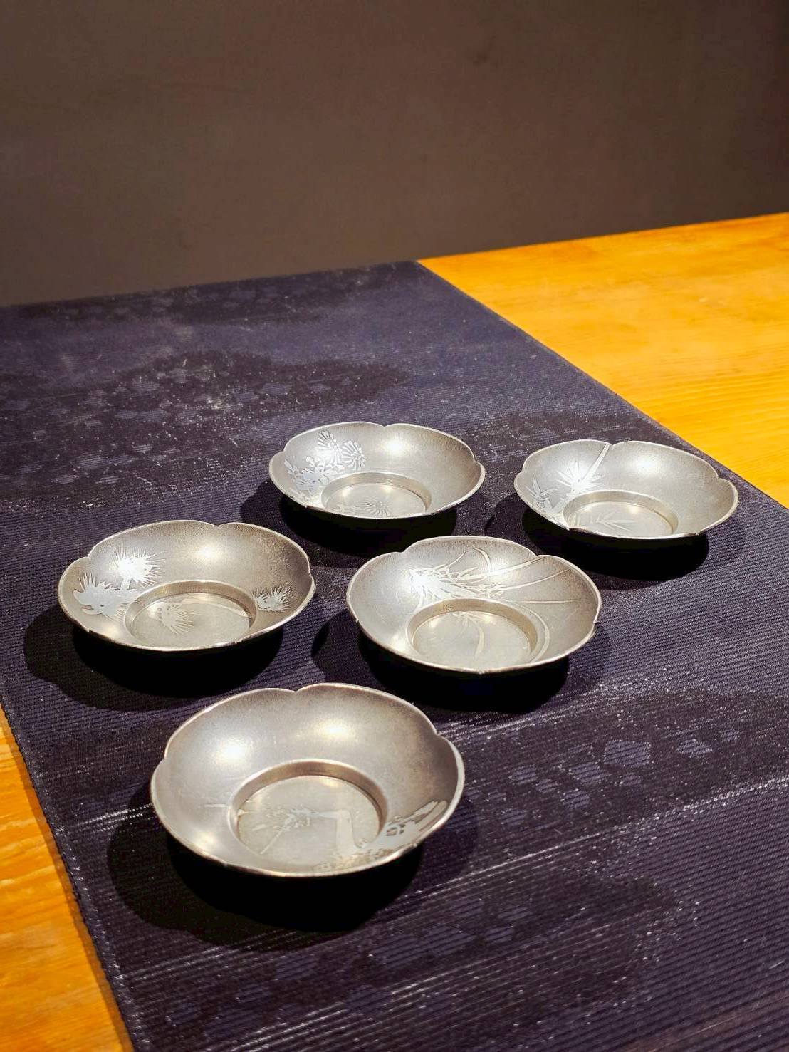 日本製昭和錫製永信堂造古錫浮雕五清圖花瓣型茶托茶道具杯托錫茶托錫托
