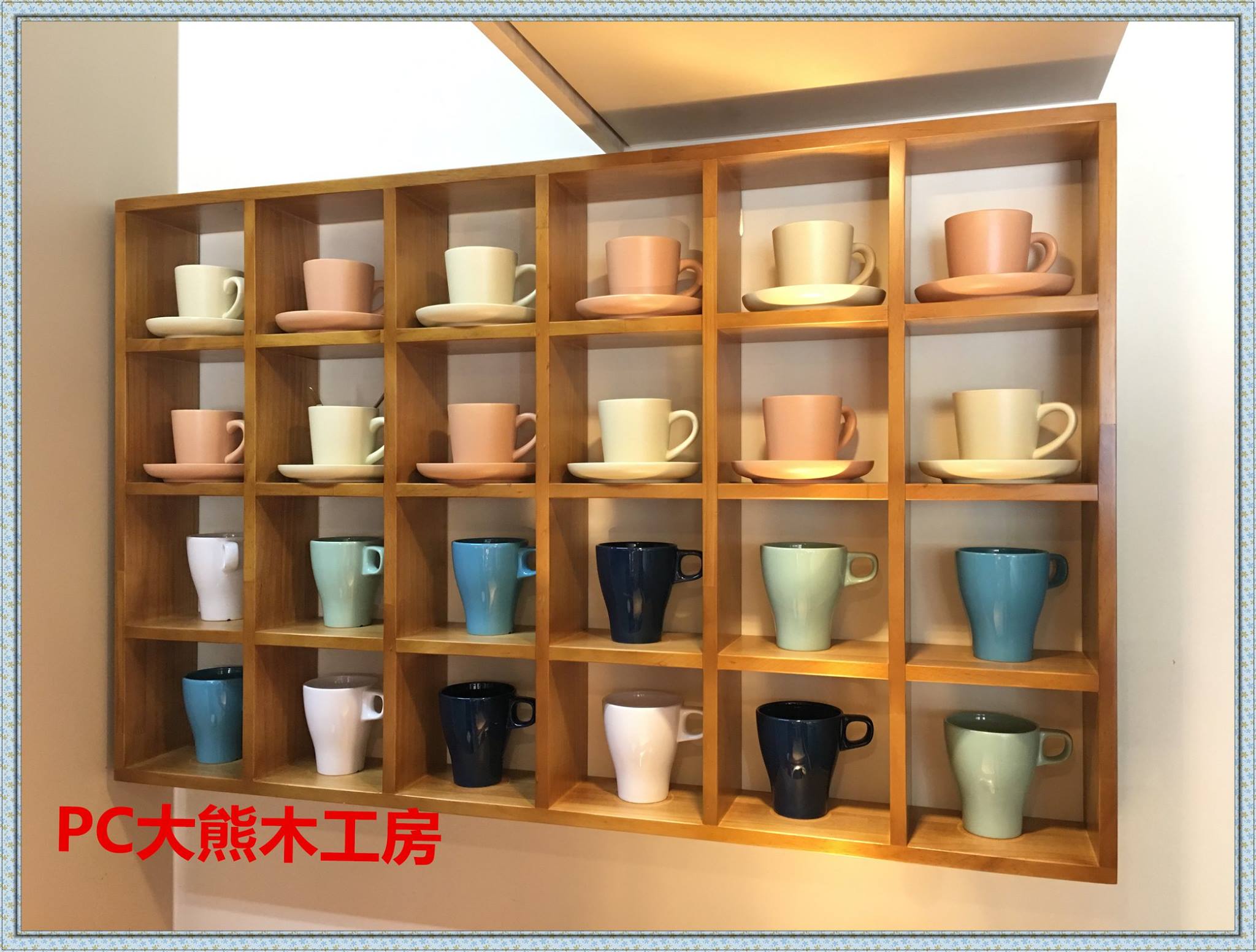 Pc大熊木工房 Pc大熊木工房 壁掛24宮格展示櫃收納櫃可以展示收納各種不同的馬克杯及咖啡杯 Facebook