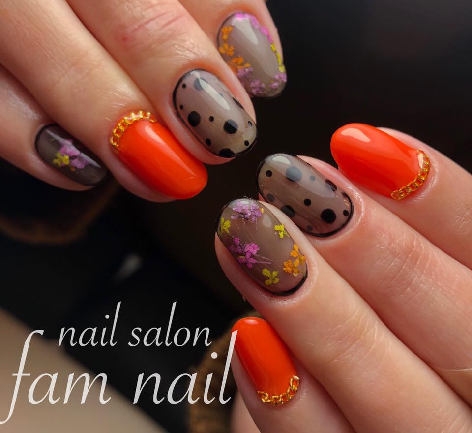 Fam Nail こんばんは ２月ももう終わりですね 皆さまおつかれ様です 本日の お客様ネイル 可愛い デザイン持参 春 ネイル 18 オレンジ お花 トット Nailstagram Nail Nails フィルイン一層残し ケア しっかり ネイルサロン 布施 東大阪市