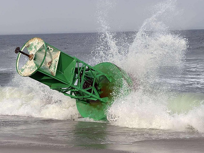 新品★buoybuoy mesh hem プルオーバー Massive green buoy washes ashore in Seaside Heights