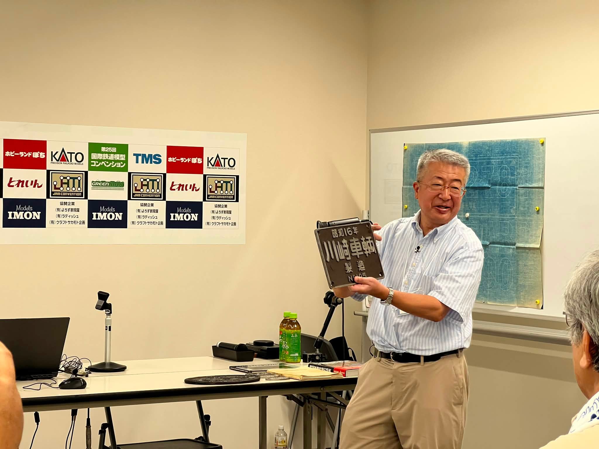 堀岡健司先生最近寫有這本書「国有鉄道機関車の番号板と車両標記の系譜