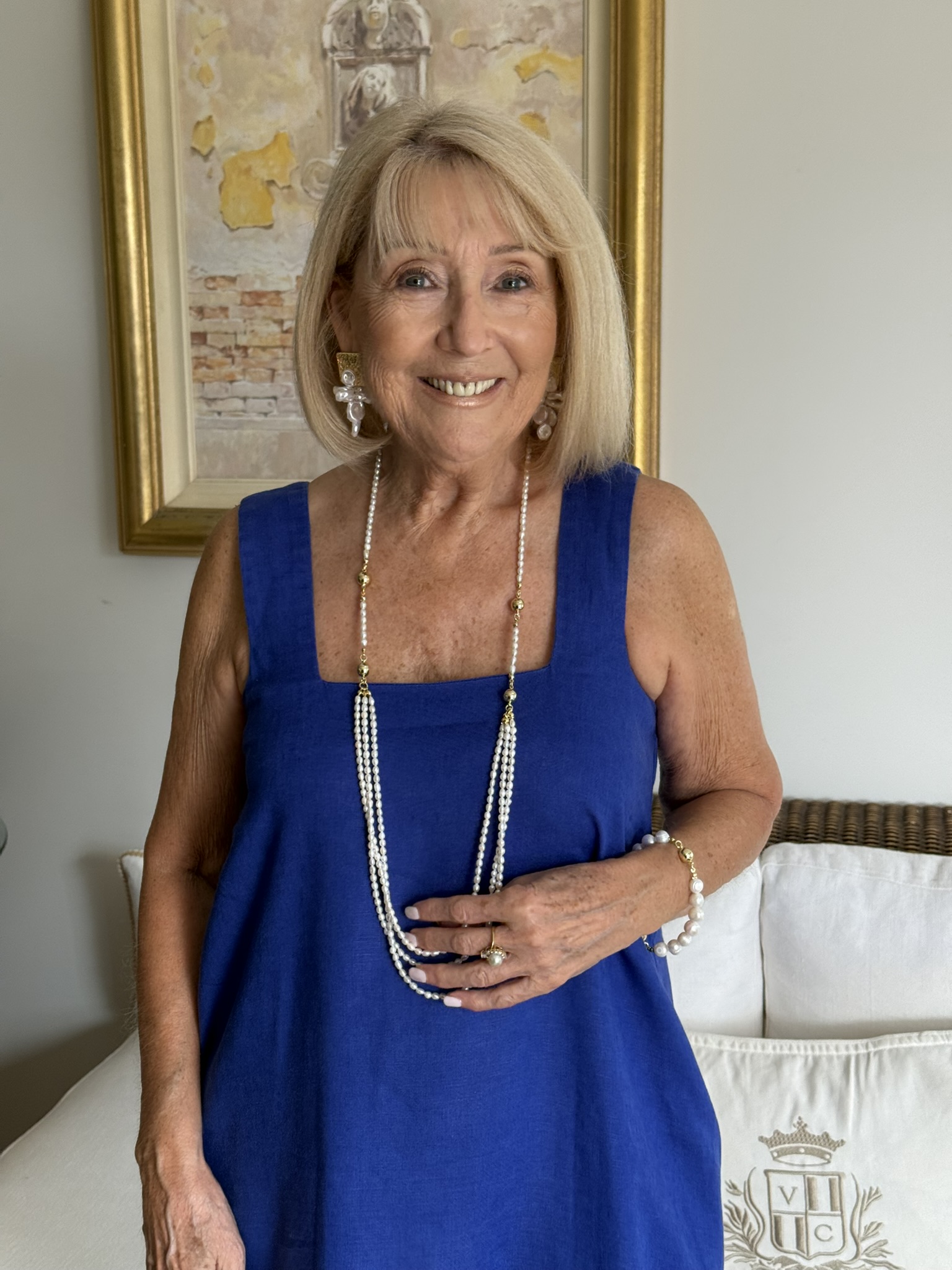 BLUE AND PEARLS, A CLASSIC I NEVER TIRE OF! 💙 This blue linen dress is simple on its own, but layered pearls and drop earrings take it somewhere special. Would you wear