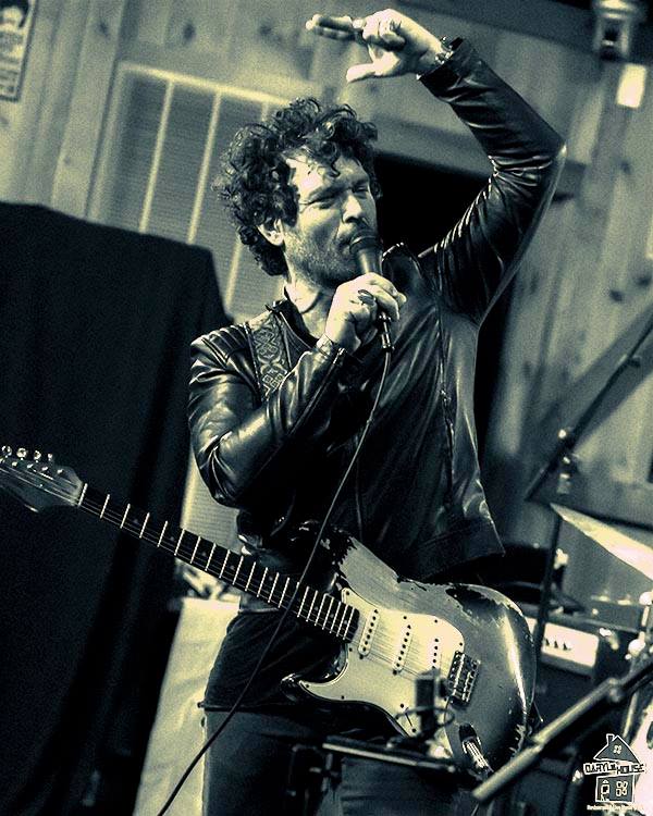 Sharing Stuart Berg's great pix of Doyle Bramhall II's fantastic