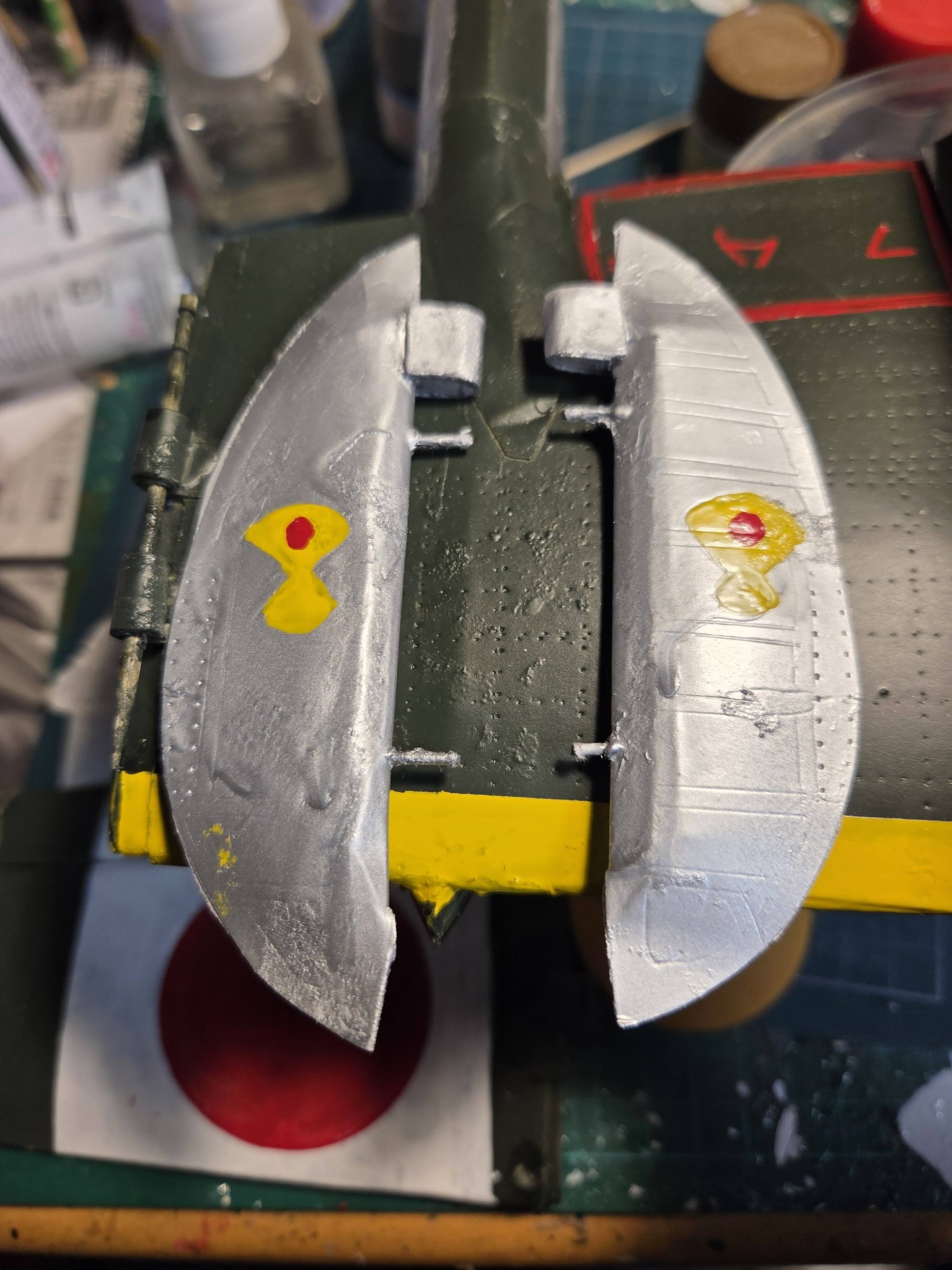 1/22満州飛行機 Ki-98の垂直尾翼のラダーの彩飾を行いました。満州