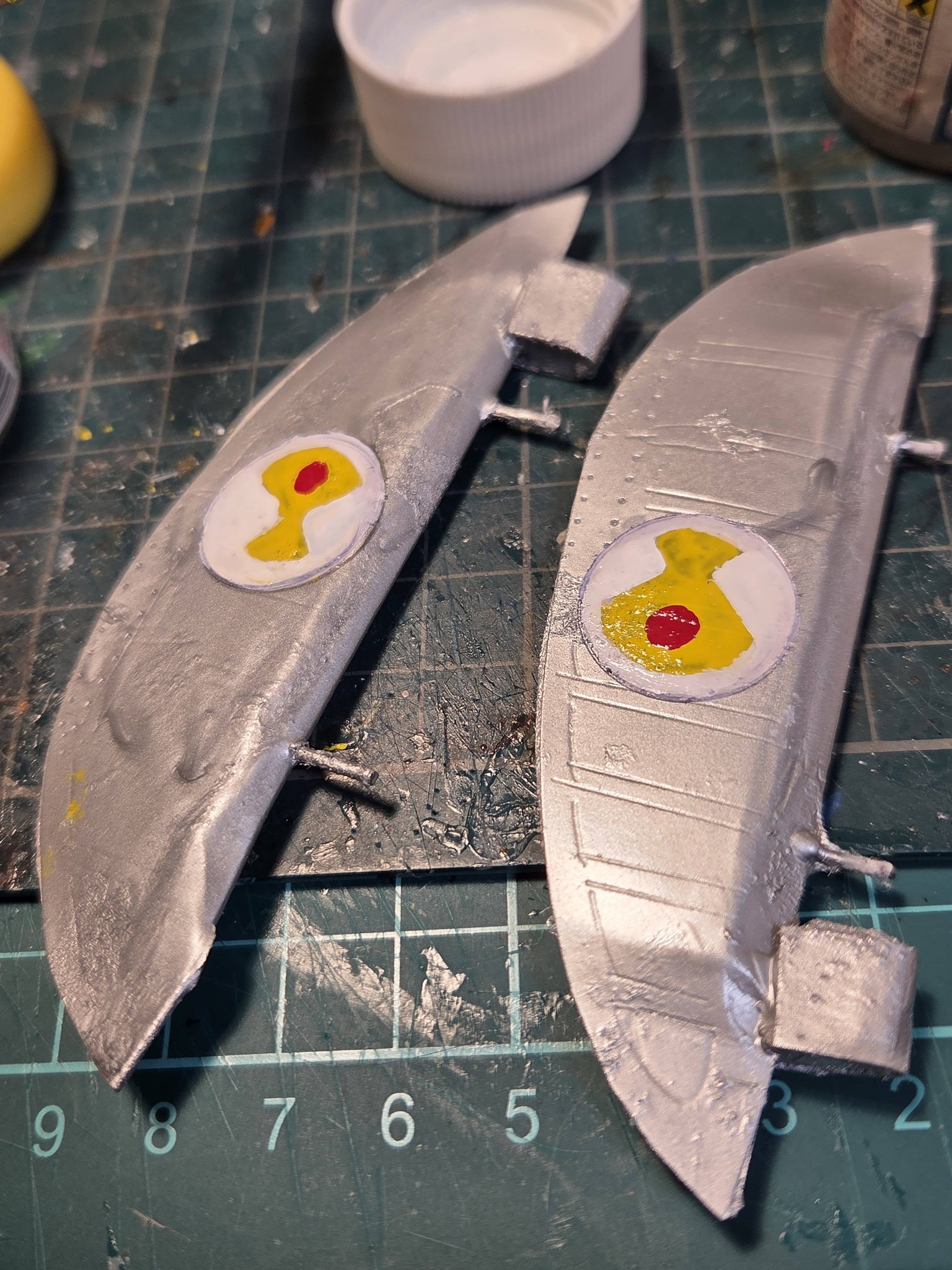 1/22満州飛行機 Ki-98の垂直尾翼のラダーの彩飾を行いました。満州