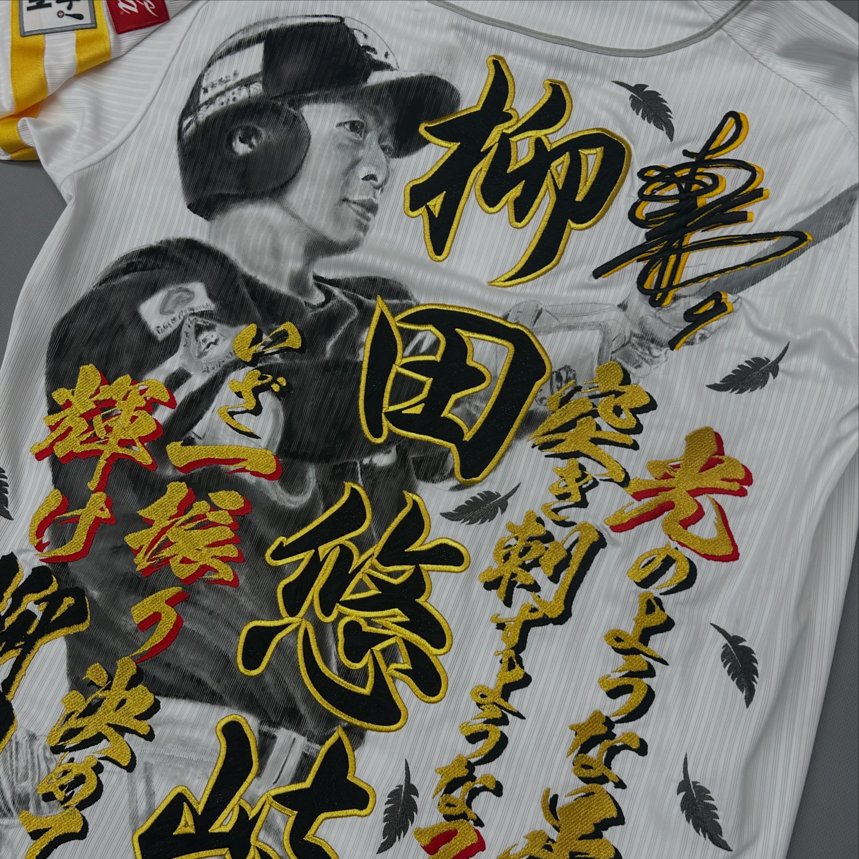 周東佑京選手です✨ 鷹🦅が周東選手の肩に乗ってシルエットと相まって