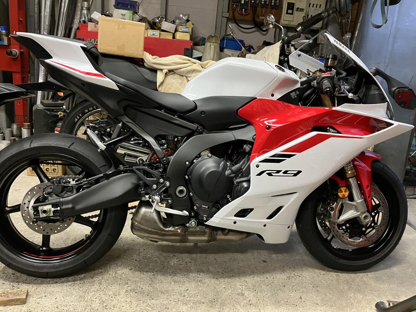 YZF-R9早速入庫したのでマフラー作っていきます。 YSP佐賀さんの第一号 