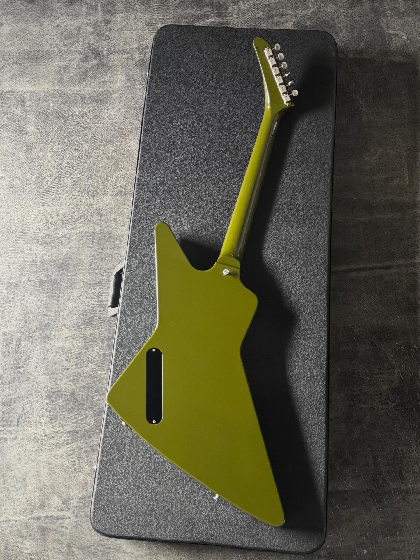 10-FEETのTAKUMAさん用に New Guitarが完成！ すでに先日の北海道での