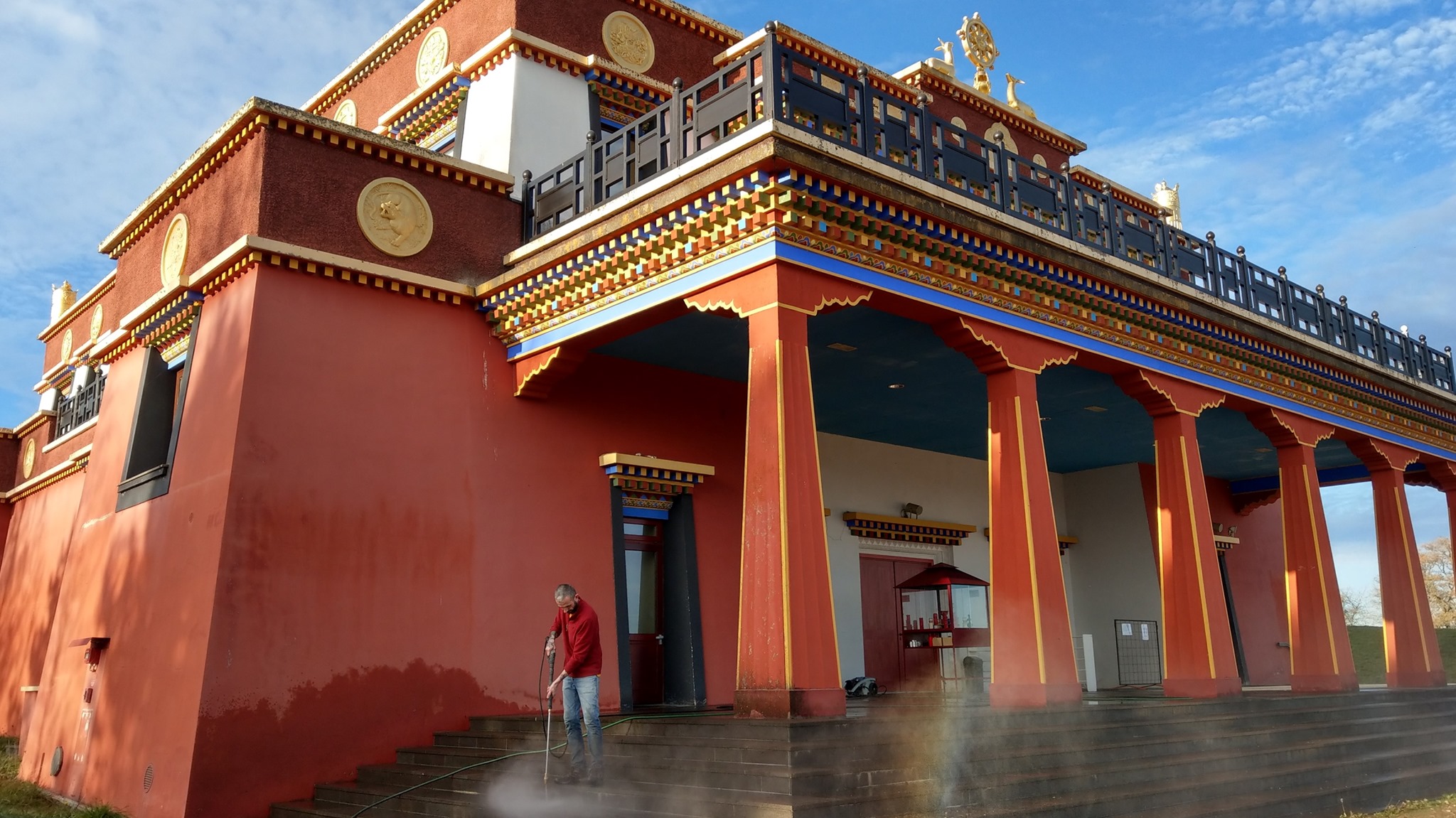 Dhagpo Kundreul Ling - Le parvis du temple s'offre un grand nettoyage ...