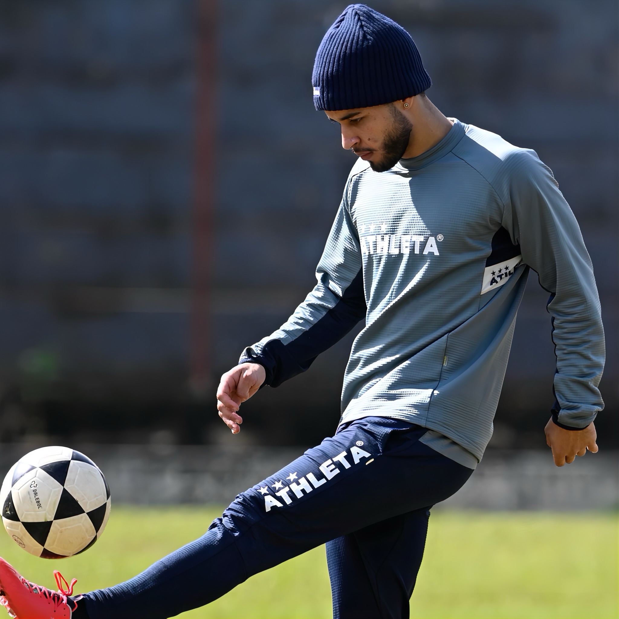 ATHLETA CULTURA ID フラットソールのフットサルシューズと共に