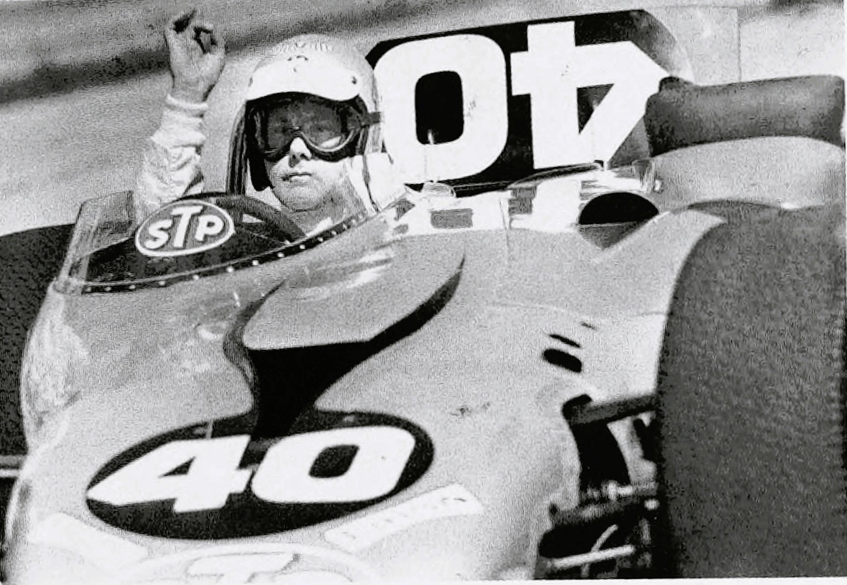Photo De Presse Originale 1970 - Mario Andretti Vainqueur De L'Indy 500 Embrassé Par Andy Granatelli