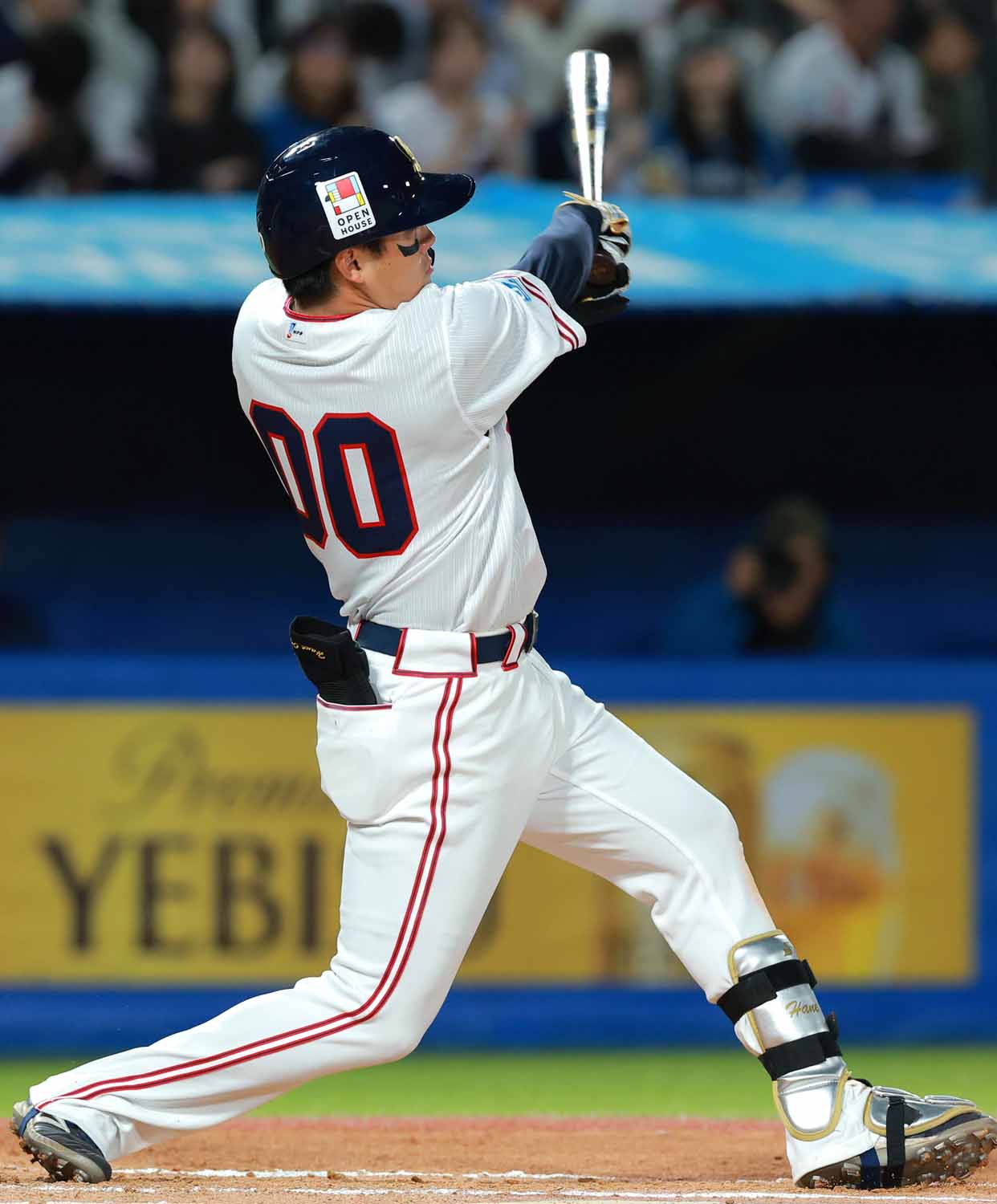 神宮100周年記念ユニフォームでこの試合に臨んだスワローズは、初回に 