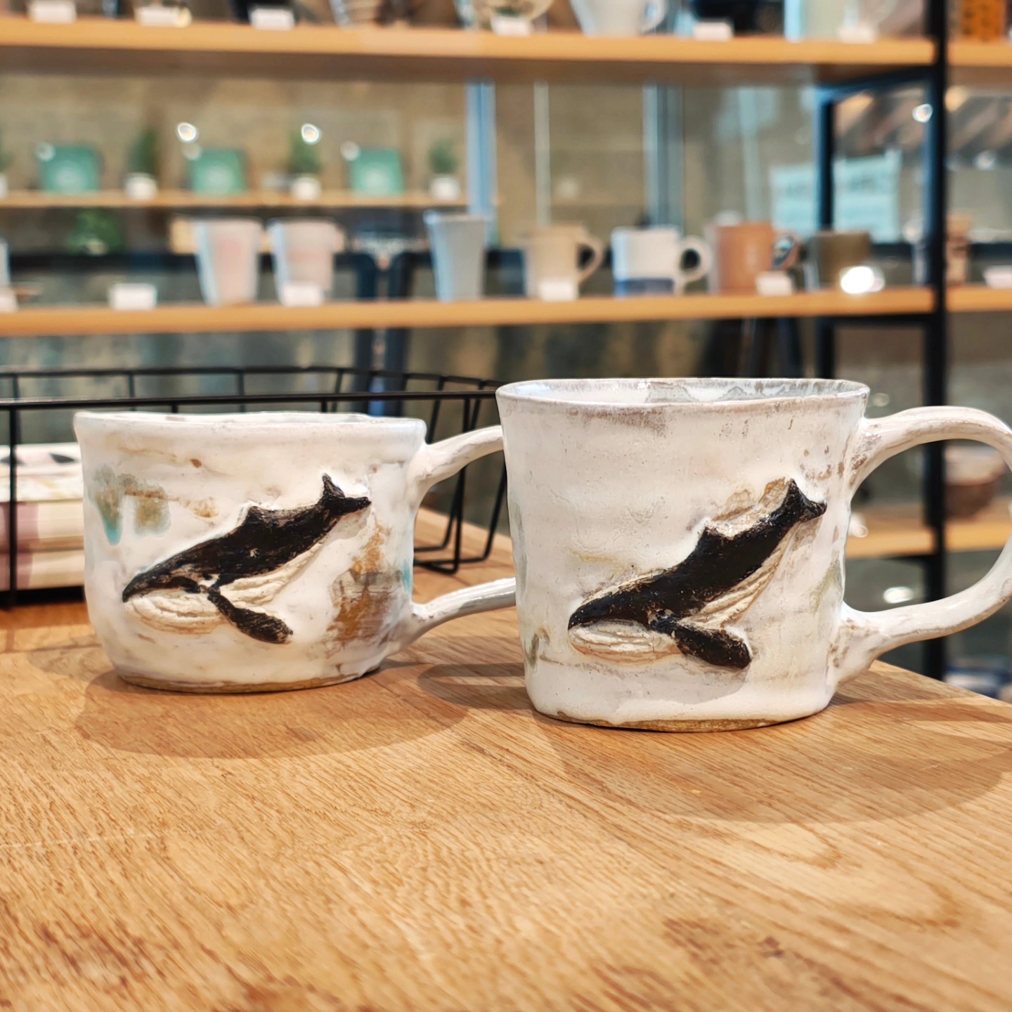 新作の三足付き植木鉢です。 黒地に星雲の様な斑模様が浮き出ています