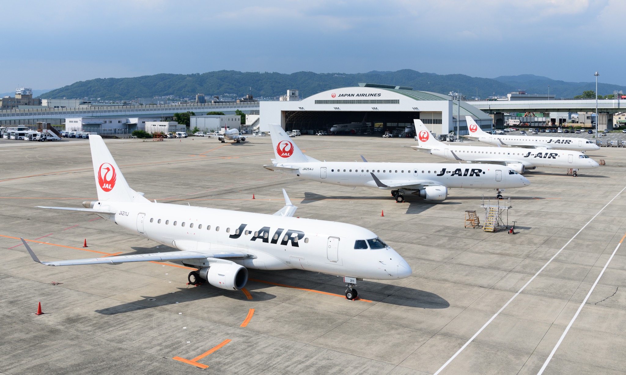 JAPAN - J-AIRが運航する「エンブラエル170型機」と「エンブラエル190