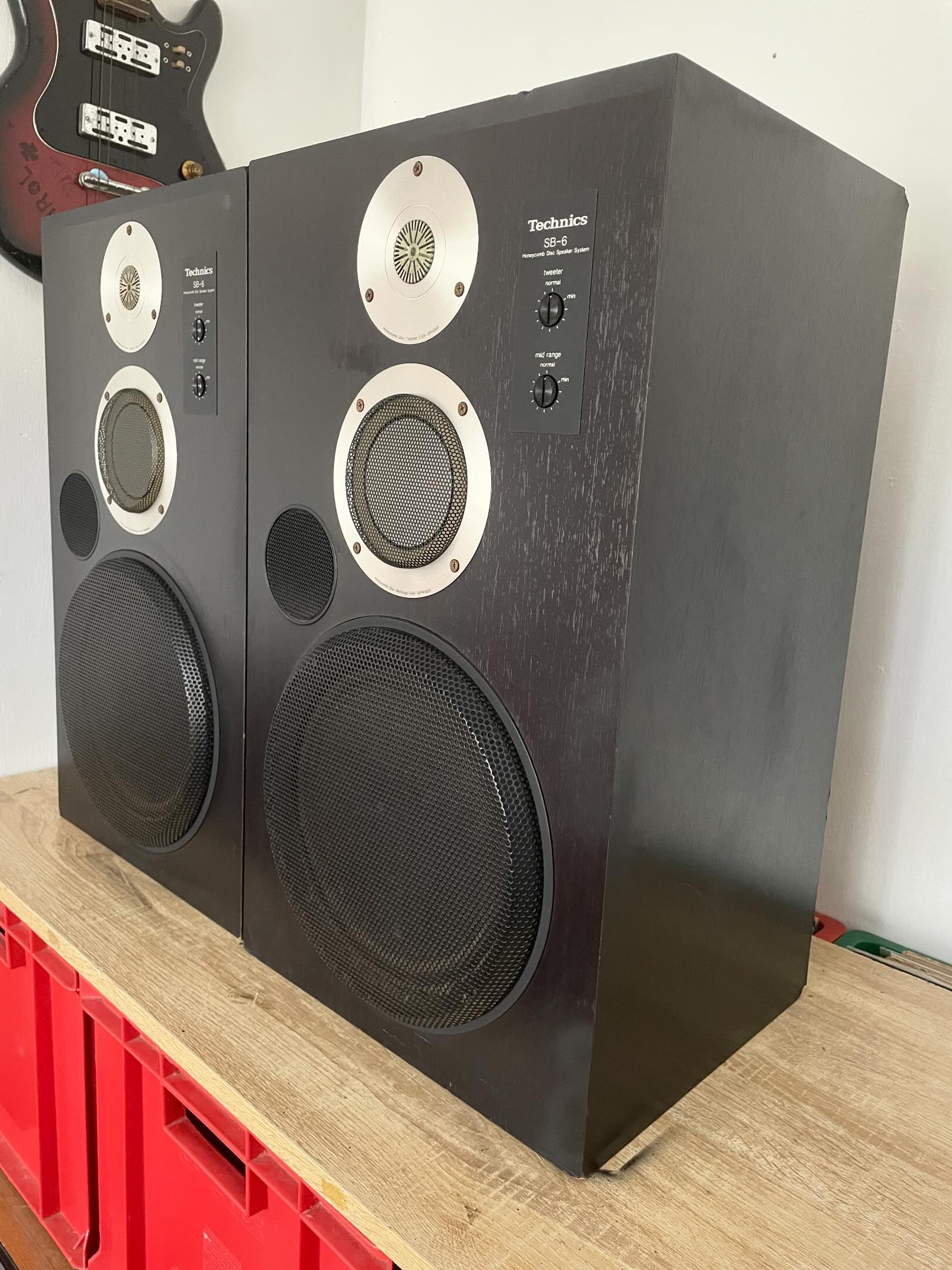 Up for sale is this beautiful Technique vintage SB-6 speaker pair