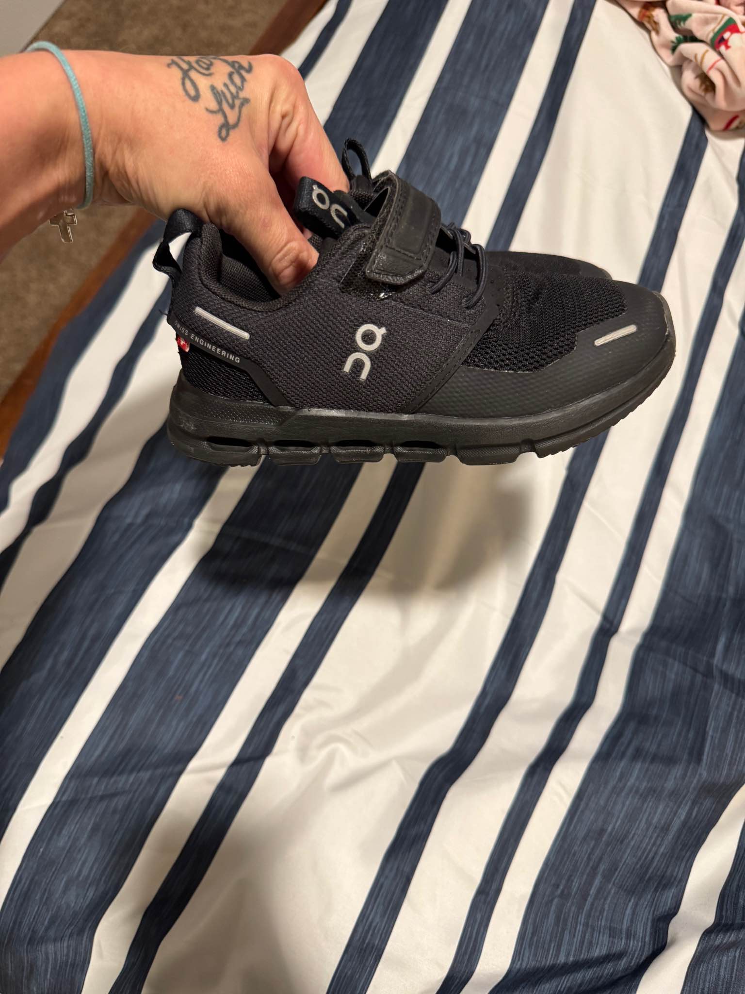 11cc OnClouds - Boys' Shoes - Jacksons Gap | Facebook Marketplace ...