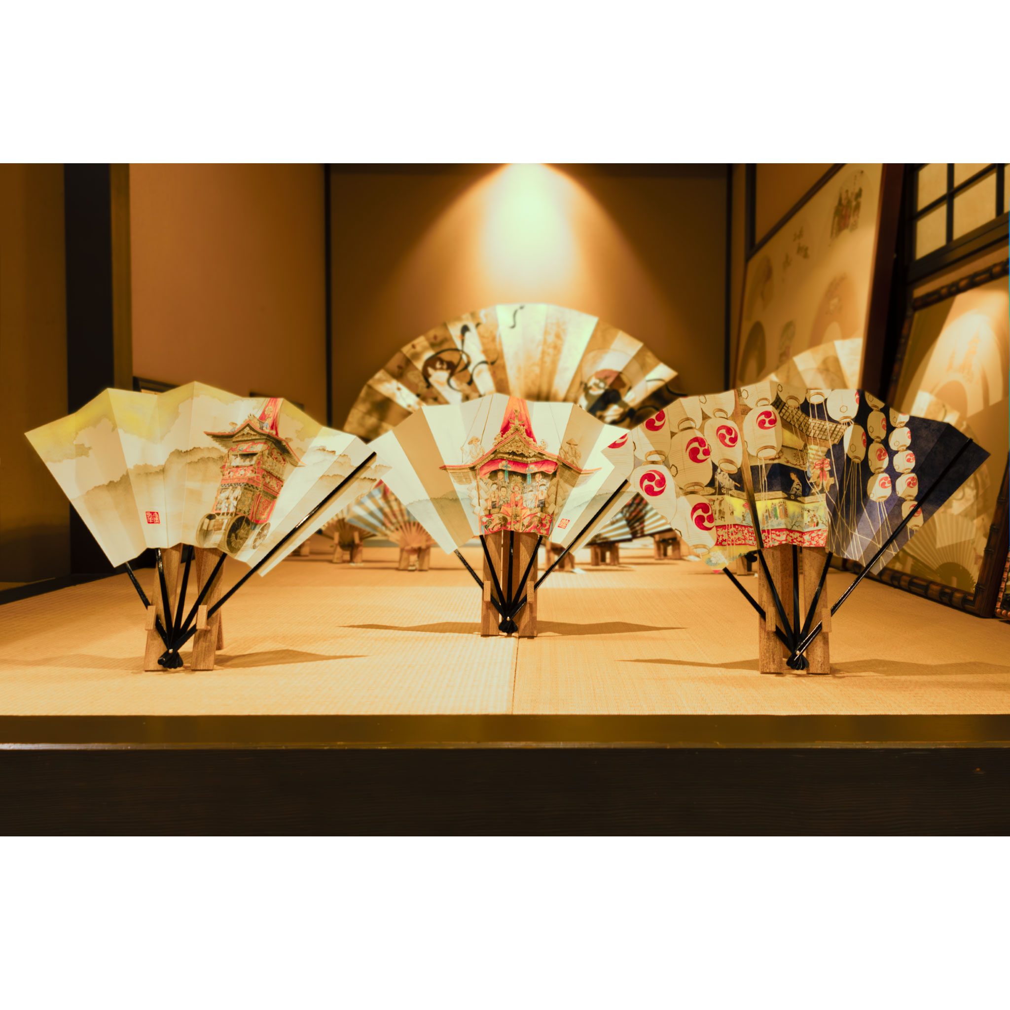京都本店】 本日より、京都本店限定で祇園祭の風景を描いた蝙蝠扇
