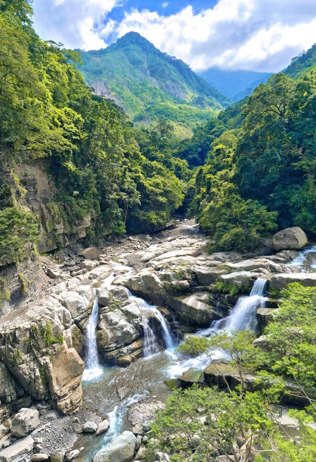 屏東三地門德文天鵝湖瀑布