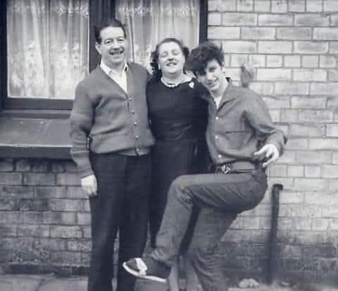 Rulo - Ringo posa con su padrastro, Harry Graves y su madre Elsie, cuyo ...