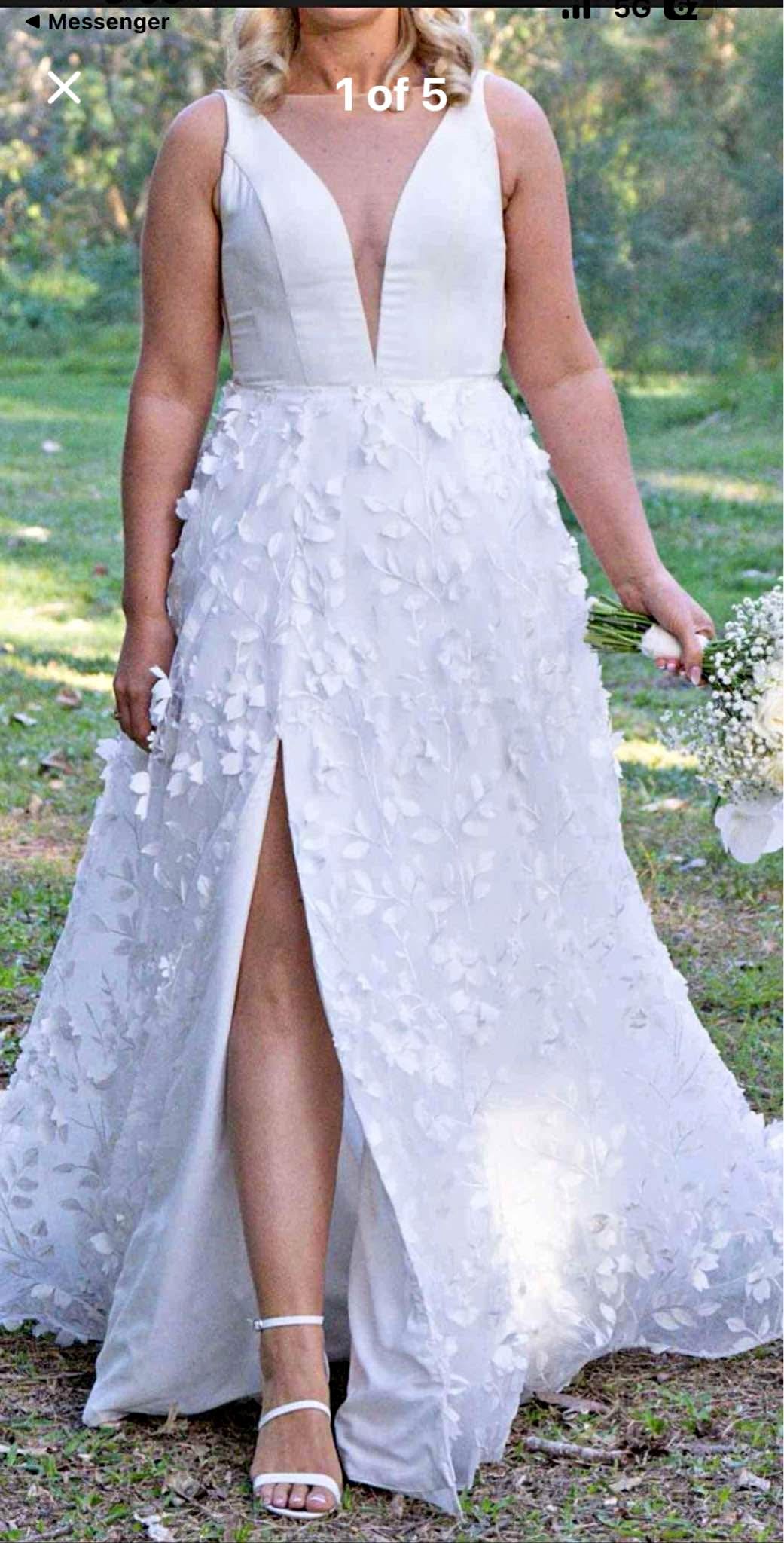 second hand wedding dresses gold coast Pre-owned near Coast, Queensland Clothing