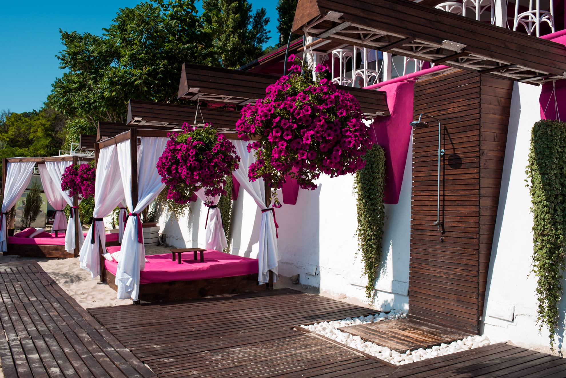 Noir Beach по ночам в Noir Party Bar гремят вечеринки о
