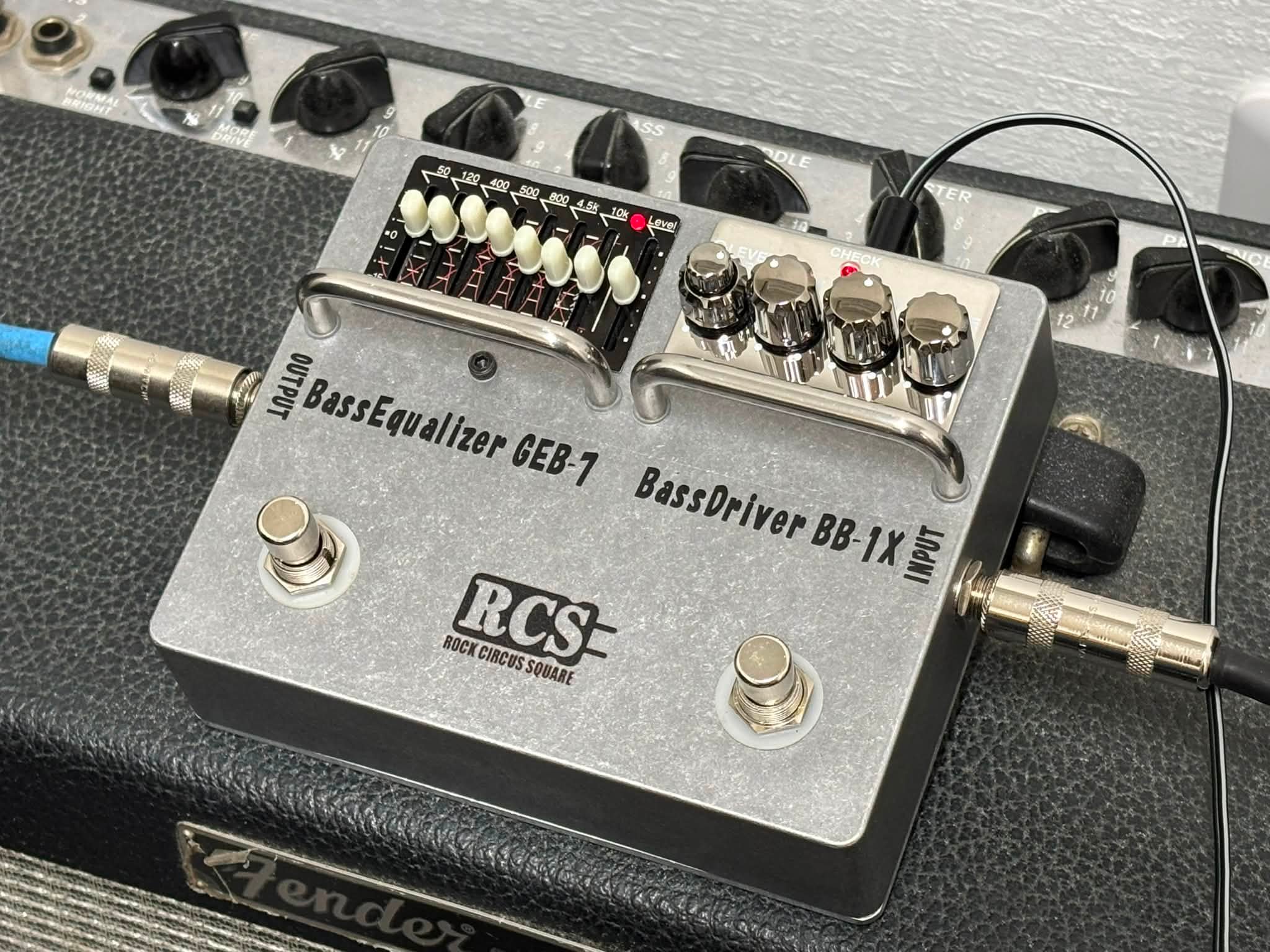 今回お預かりしたのは「 BOSS KM-2 」という 40年程前の品で… 電池で