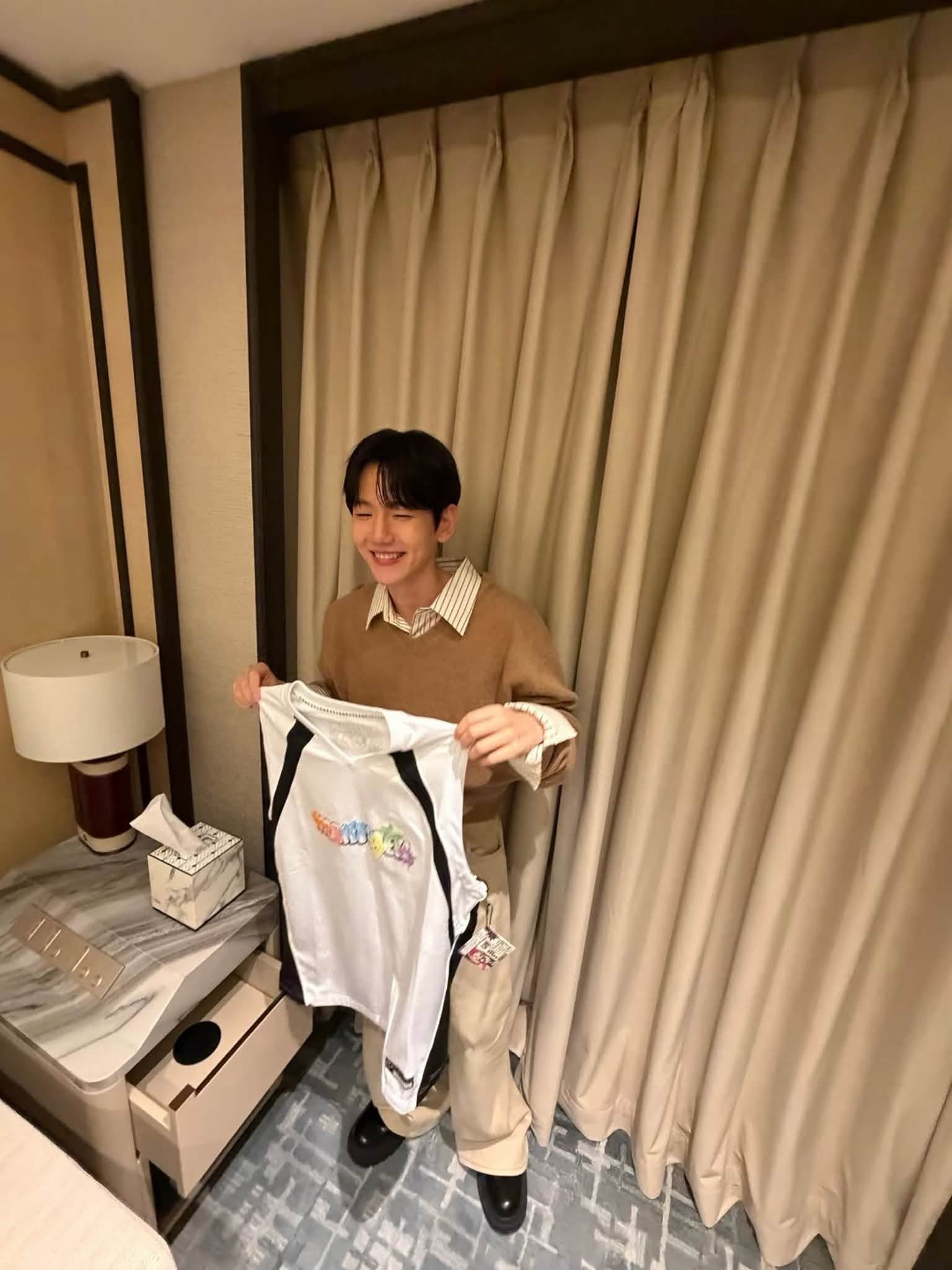 260924 Baekhyun Instagram Update: Livin' my life👊 #백현 #BAEKHYUN
