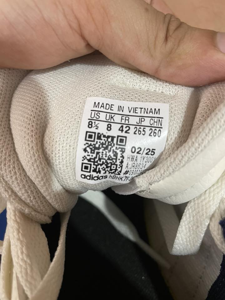 Original adidas shoes/size 42 Price drop 700 only🔥 Rfs: need