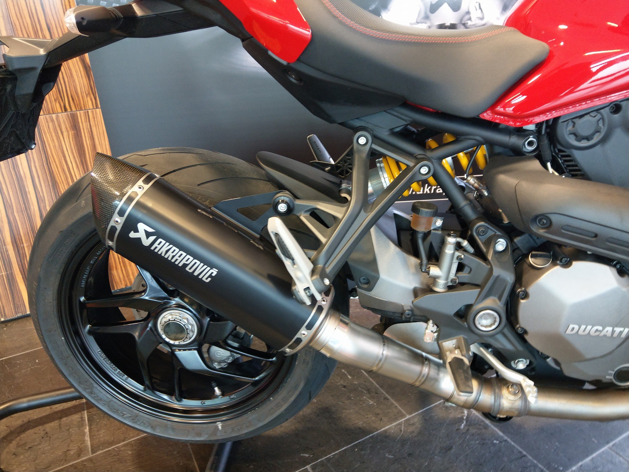 Akrapovic Ducati Monster 821/1200 - Slip Titanium - Slip Black 