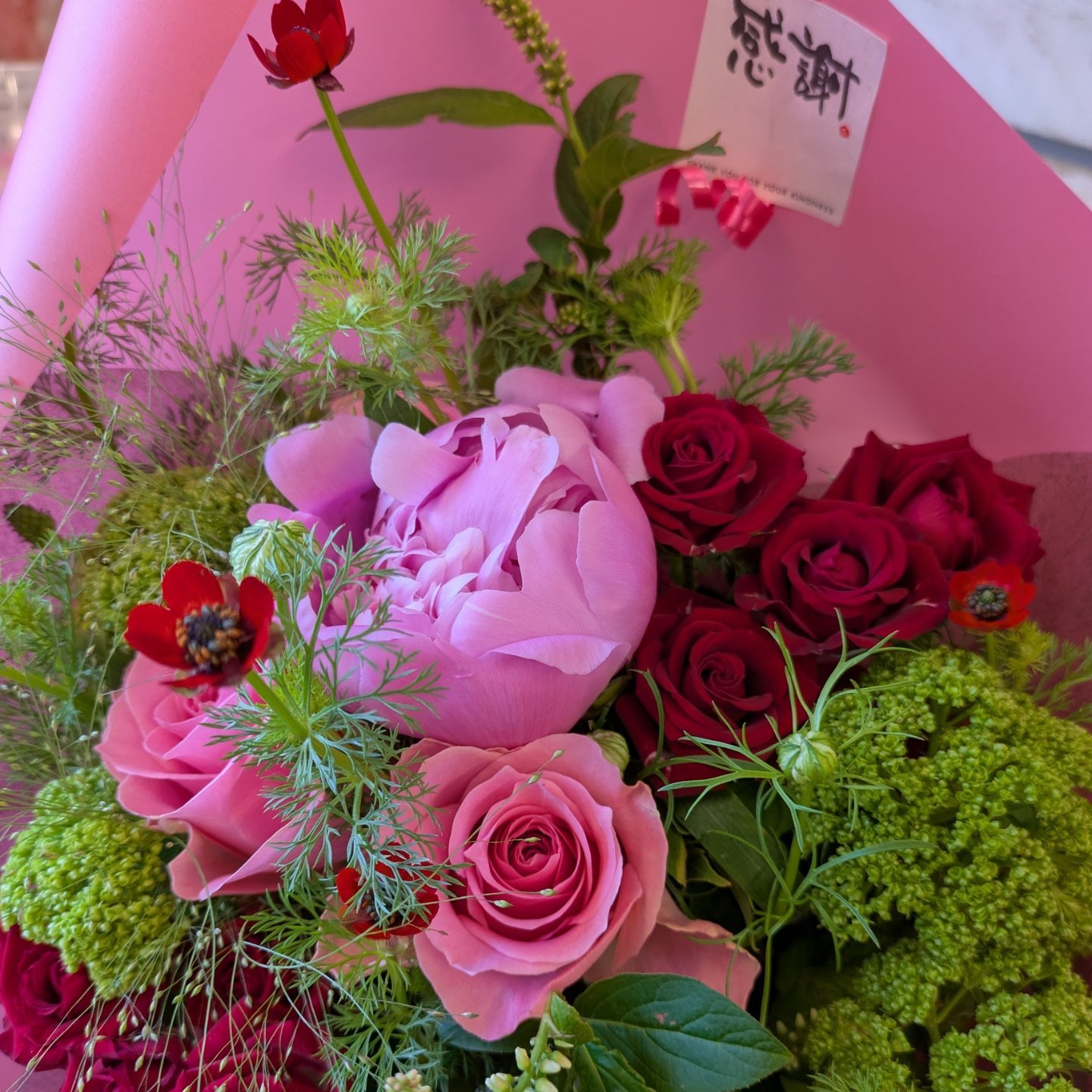感謝のシールは結婚記念日の花束にお使いいただくことが多いです 