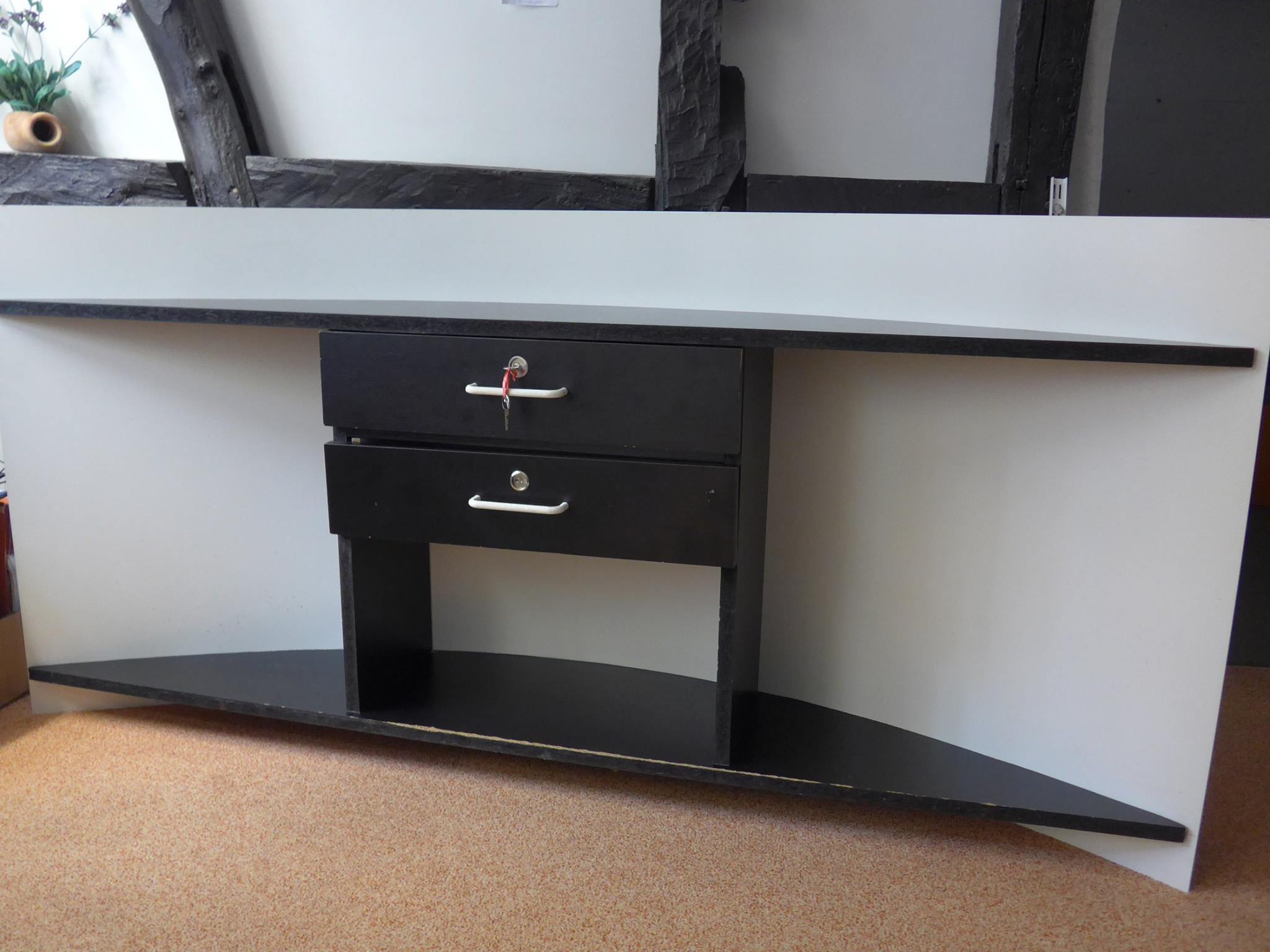 Sideboard zu verschenken Länge 1,90m - Tiefe Mitte 35 cm mit 2 Schubladen (abschließbar), Rückwand aus weißem Metall Selbstabholung bei Hautnah, Nidda