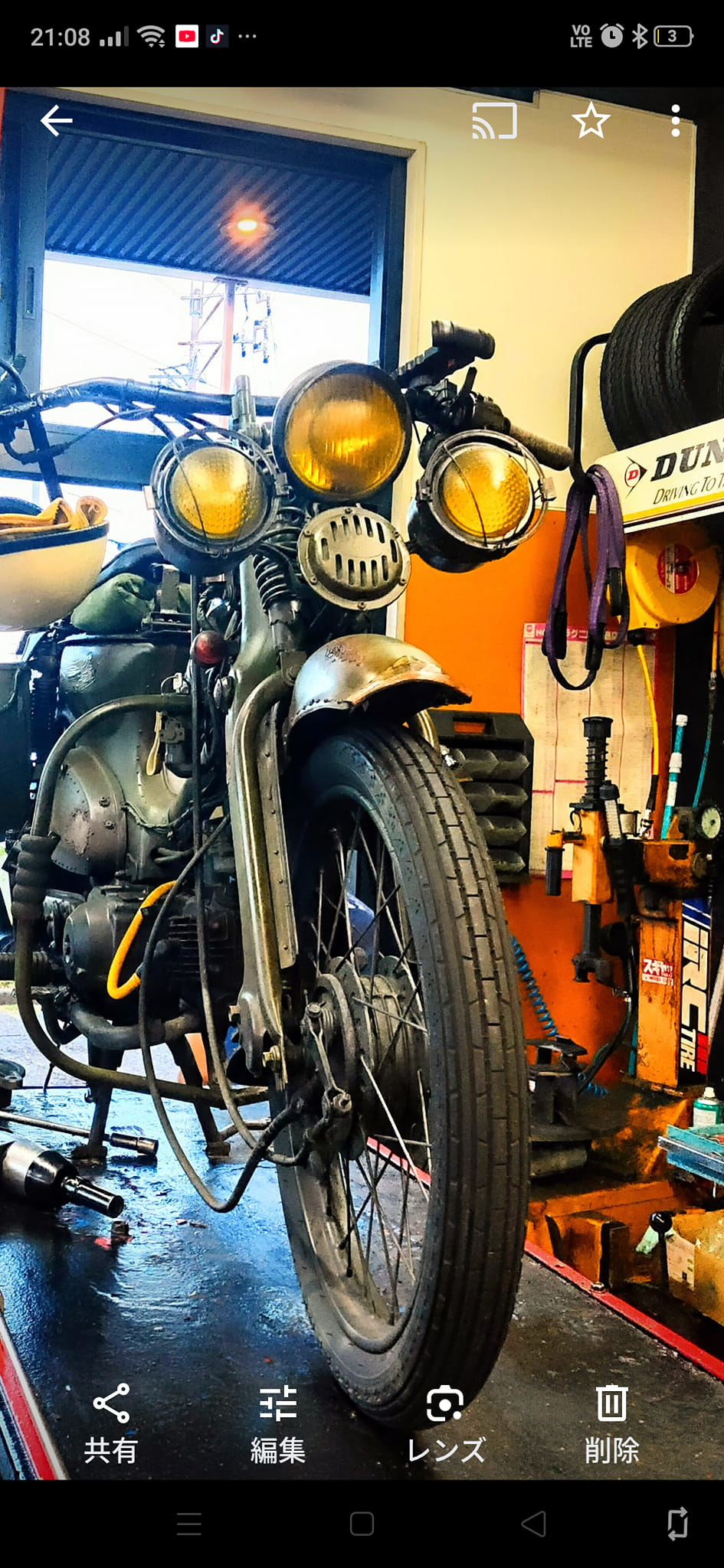 バイク屋のおっちゃんが撮影してくれました?? 背景がバイク屋だと様 