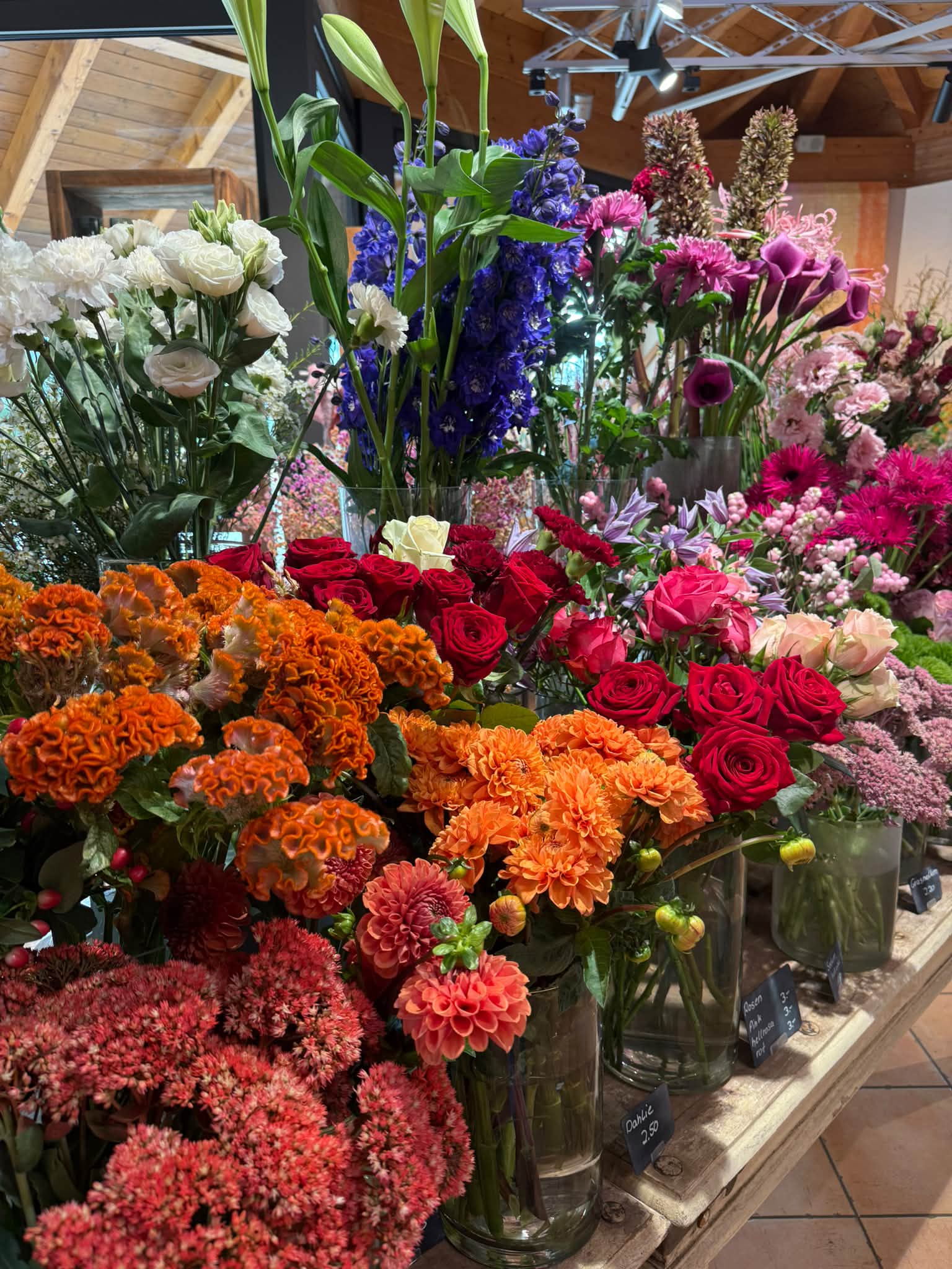 Unsere Blumentafel ist gefüllt 🌸 Viele schöne Schnittblumen, regional, aus eigenem Anbau oder exotisch 😍 Wenn ihr Lust auf Blumen habt, kommt gerne vorbei 😉 Wir sind zum WE für euch da