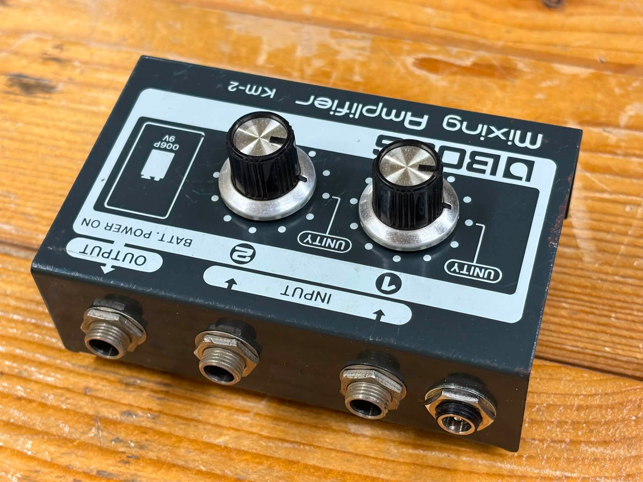 今回お預かりしたのは「 BOSS KM-2 」という 40年程前の品で… 電池で